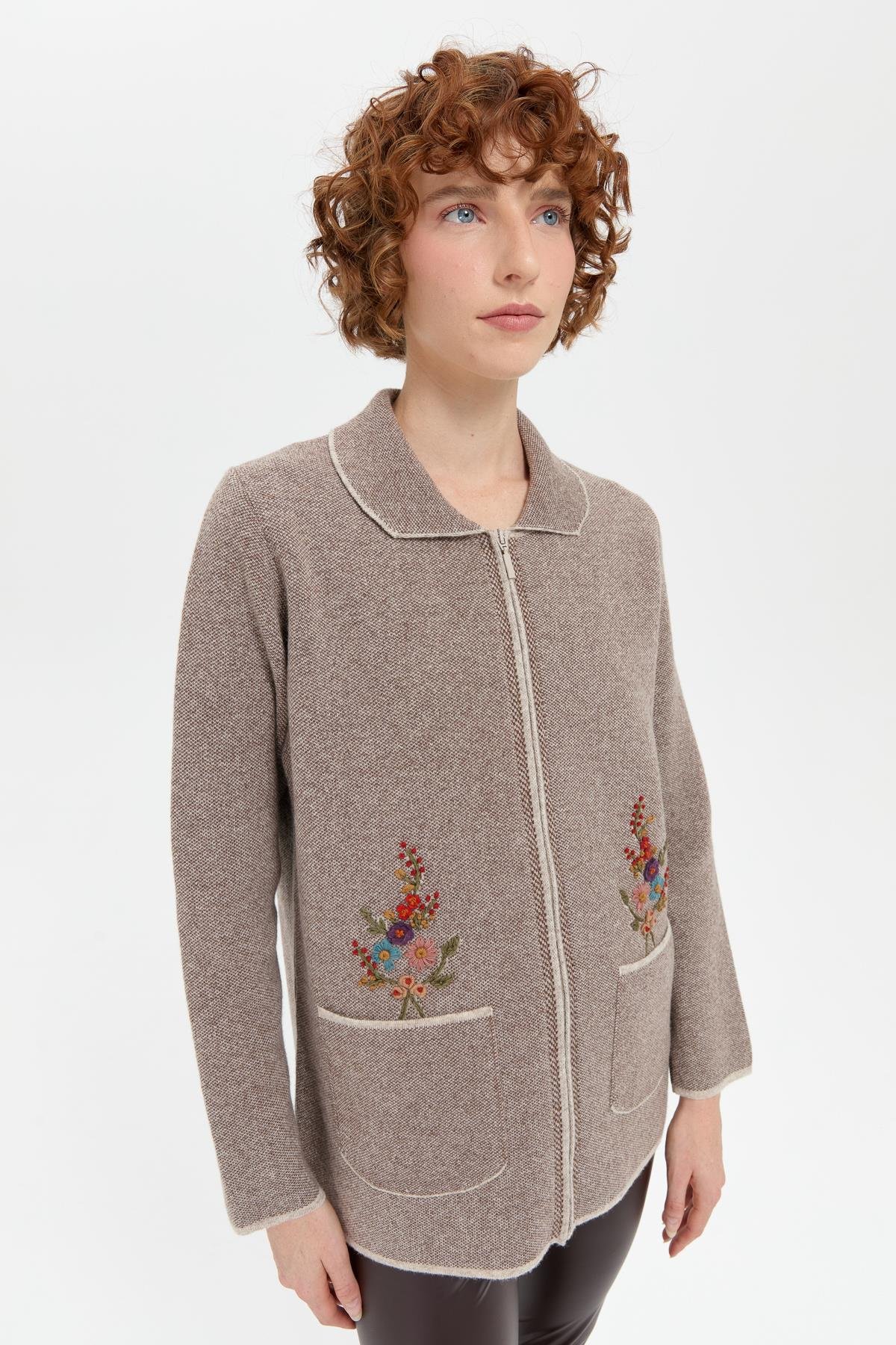 24005Kadın Polo Yaka İşlemeli Kısa Yün Hırka V.Bej