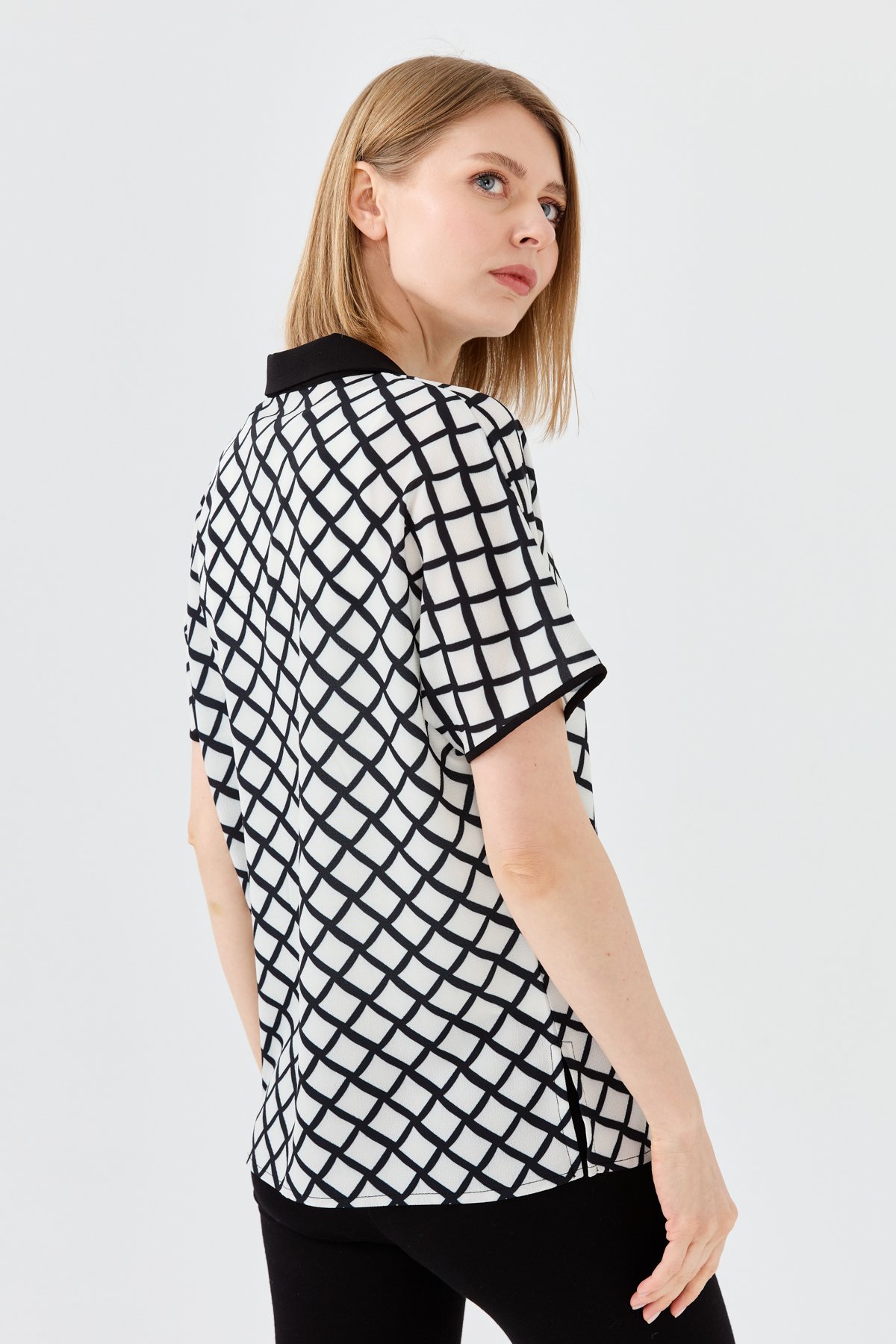 23458Kadın Polo Yaka Kare Desenli Penye T-shirt Siyah