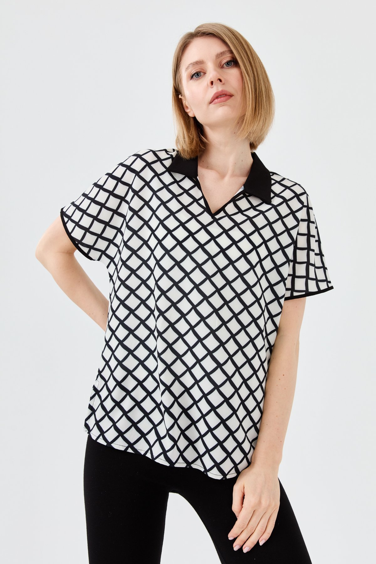 23458Kadın Polo Yaka Kare Desenli Penye T-shirt Siyah