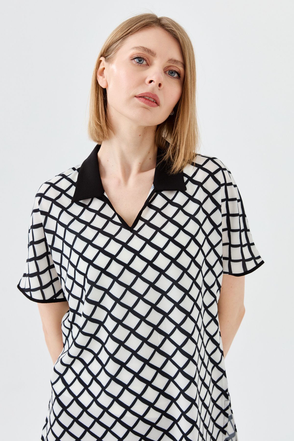 23458Kadın Polo Yaka Kare Desenli Penye T-shirt Siyah