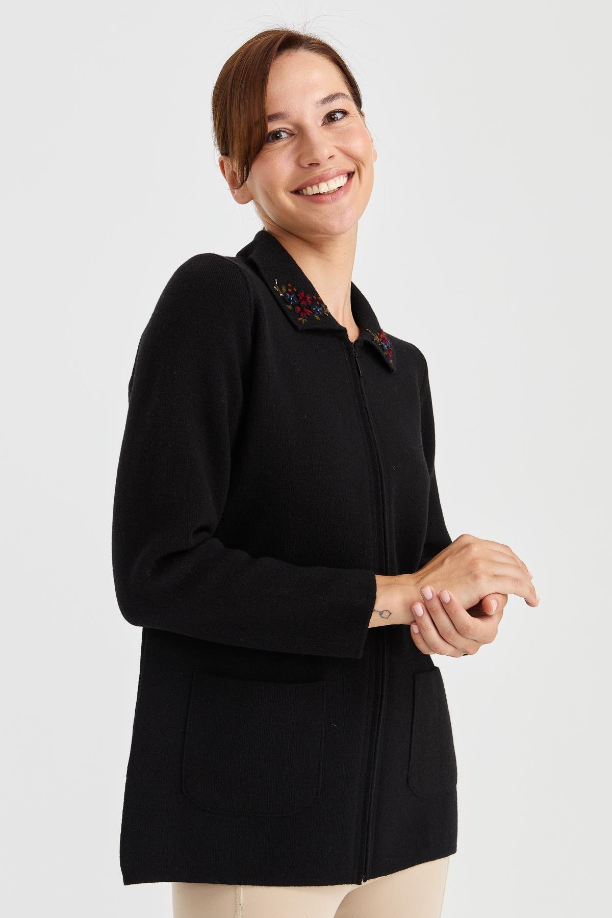 23002Женская шерстяная куртка с воротником-поло и кружевной вышивкой