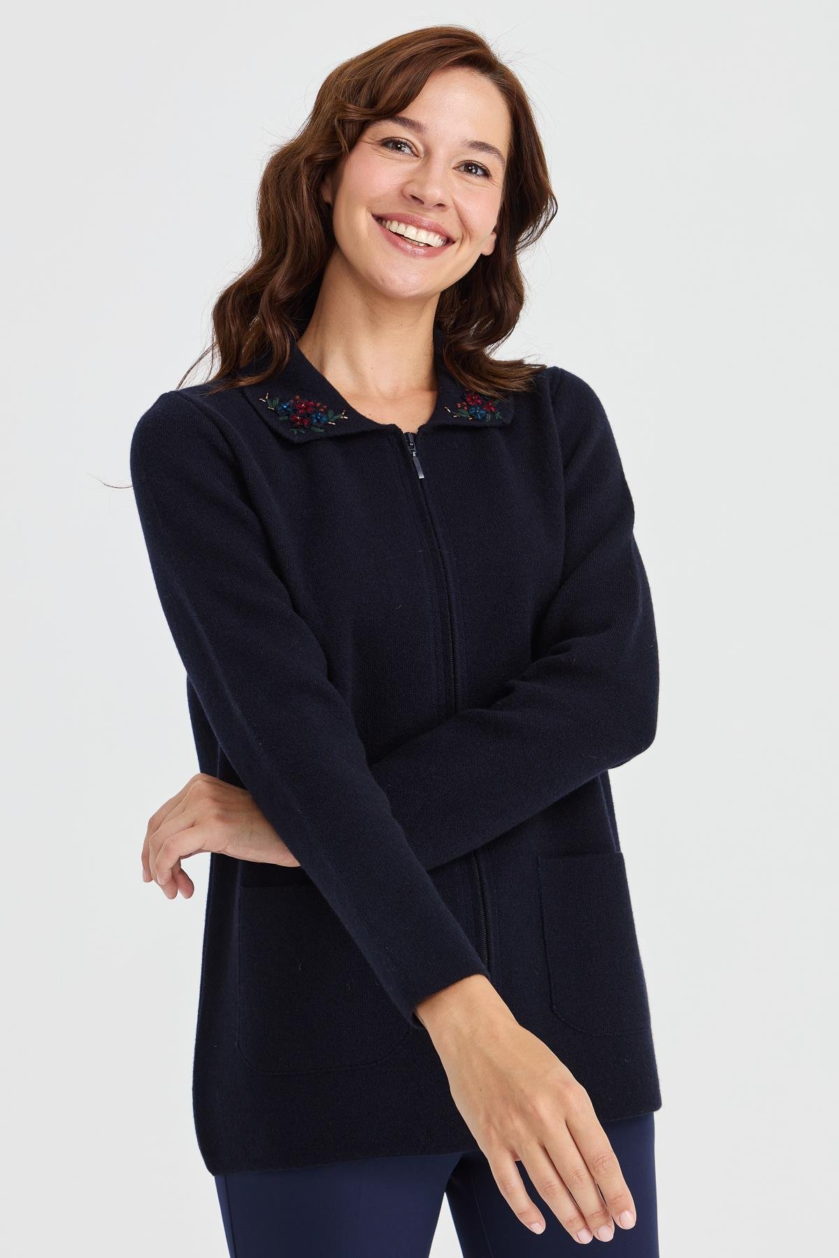 23002Женская шерстяная куртка с воротником-поло и кружевной вышивкой