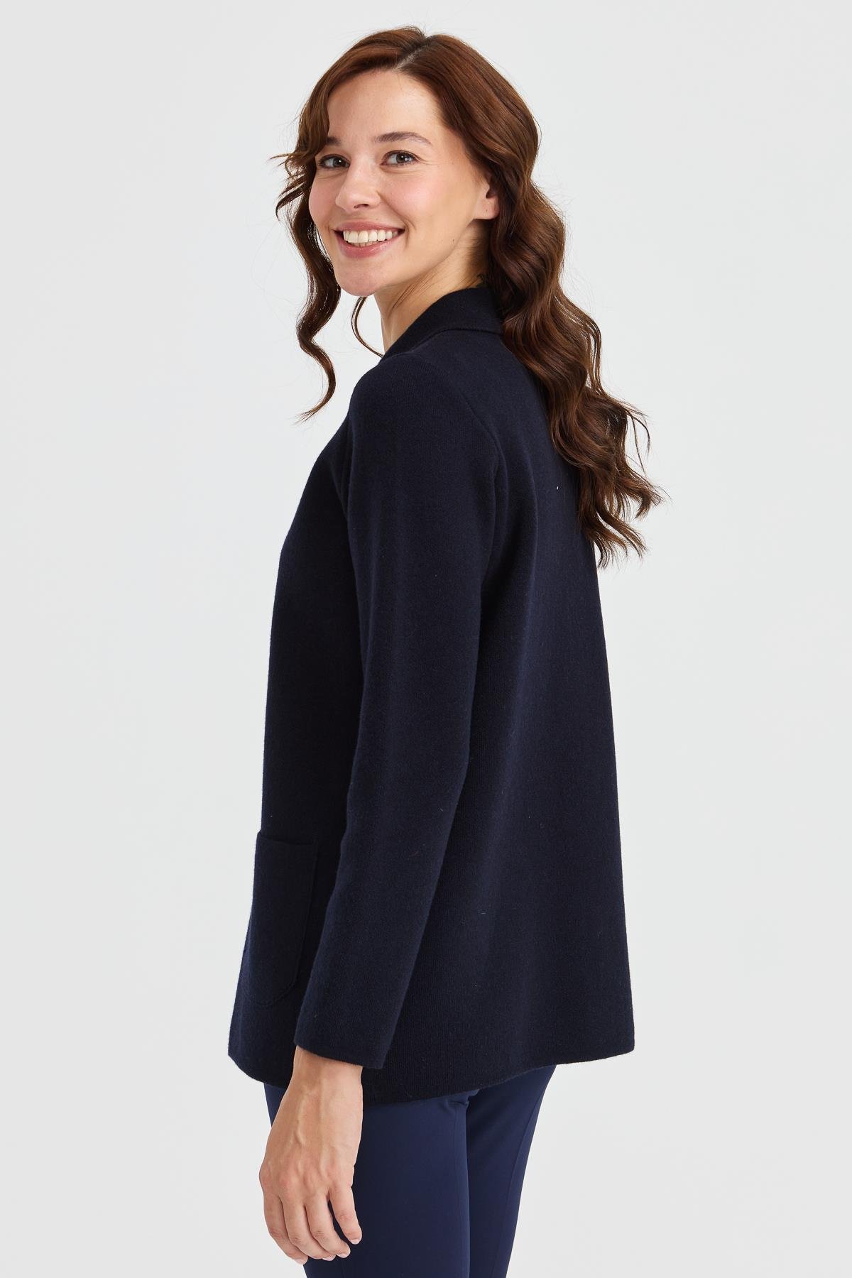 23002Женская шерстяная куртка с воротником-поло и кружевной вышивкой