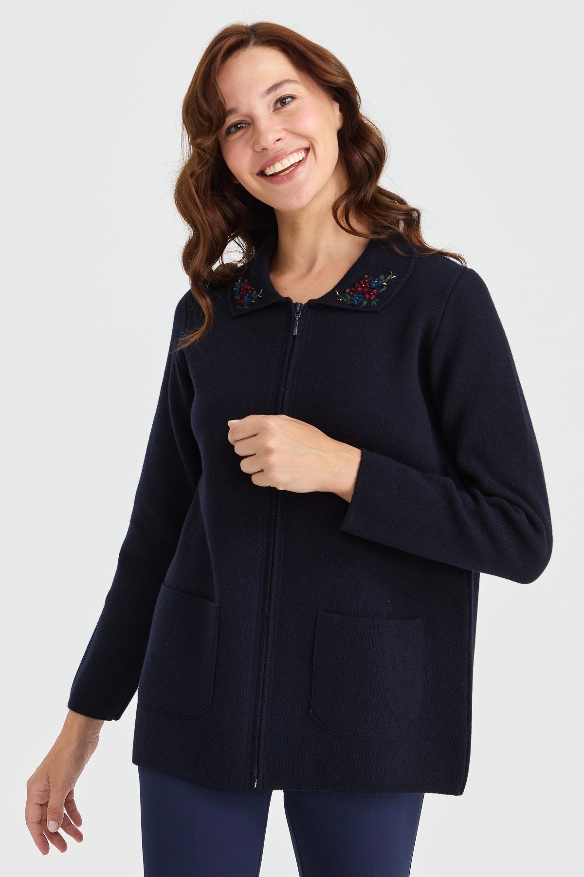 23002Женская шерстяная куртка с воротником-поло и кружевной вышивкой