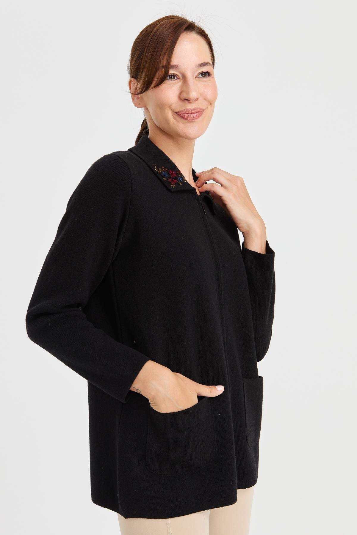 23002Женская шерстяная куртка с воротником-поло и кружевной вышивкой