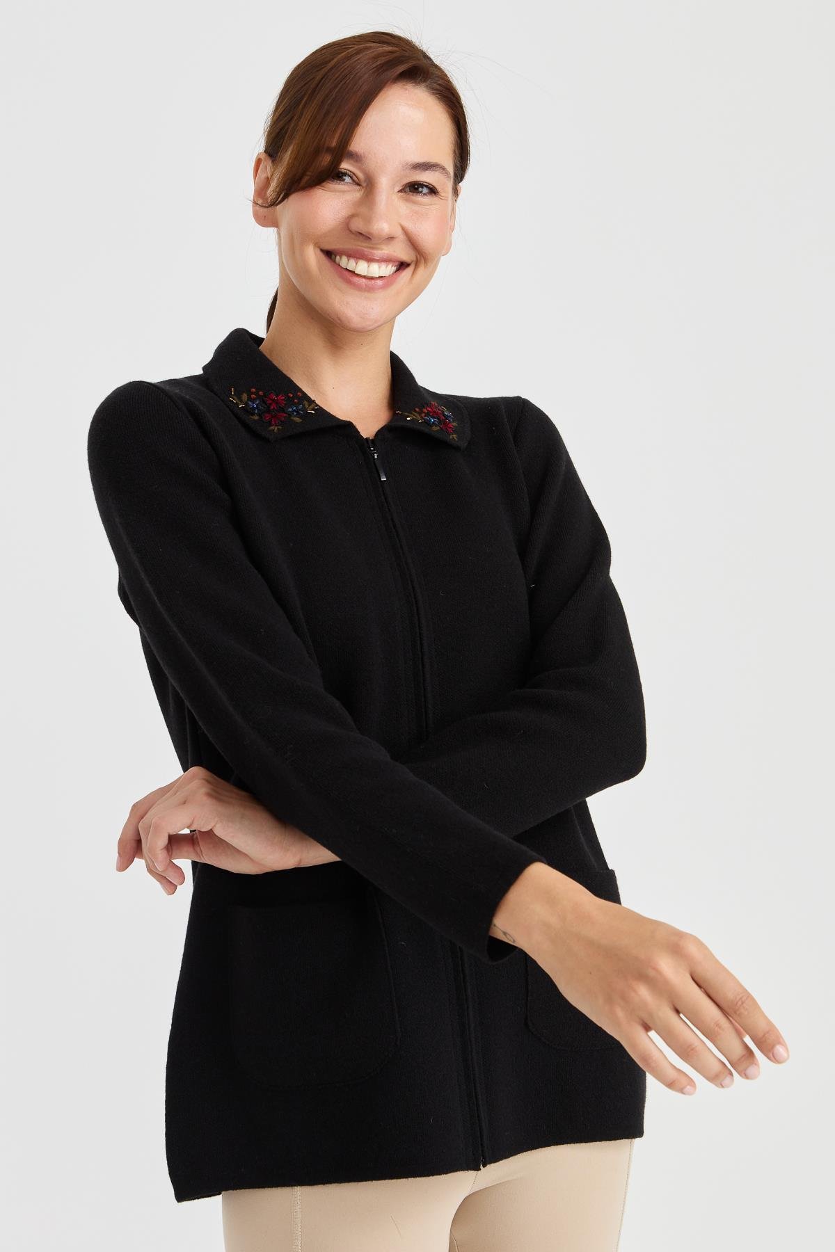 23002Женская шерстяная куртка с воротником-поло и кружевной вышивкой