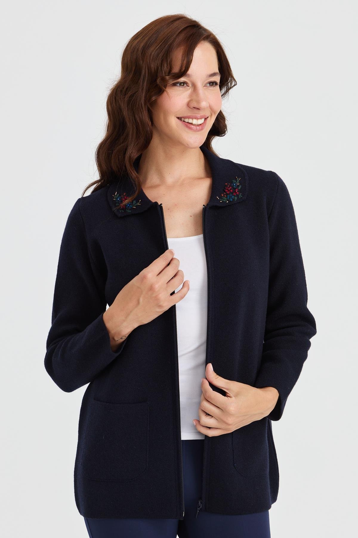 23002Женская шерстяная куртка с воротником-поло и кружевной вышивкой