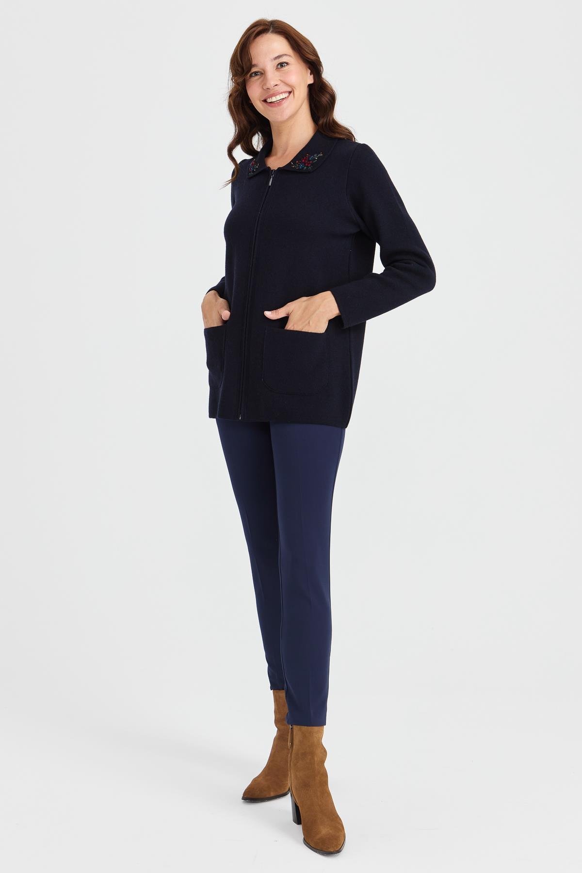 23002Женская шерстяная куртка с воротником-поло и кружевной вышивкой