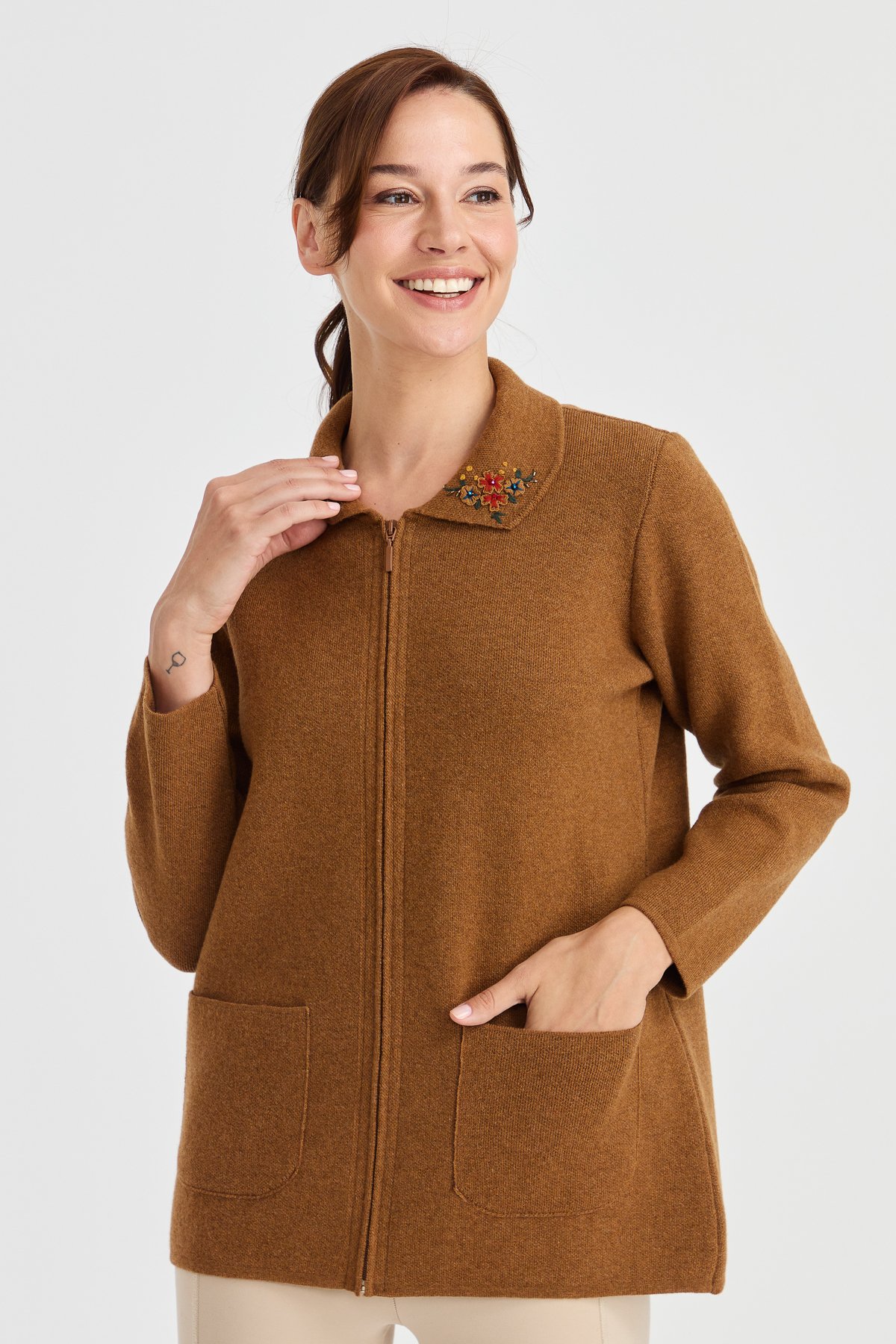 23002Kadın Polo Yaka Kenarı Dantel İşlemeli Yün Ceket K.taba