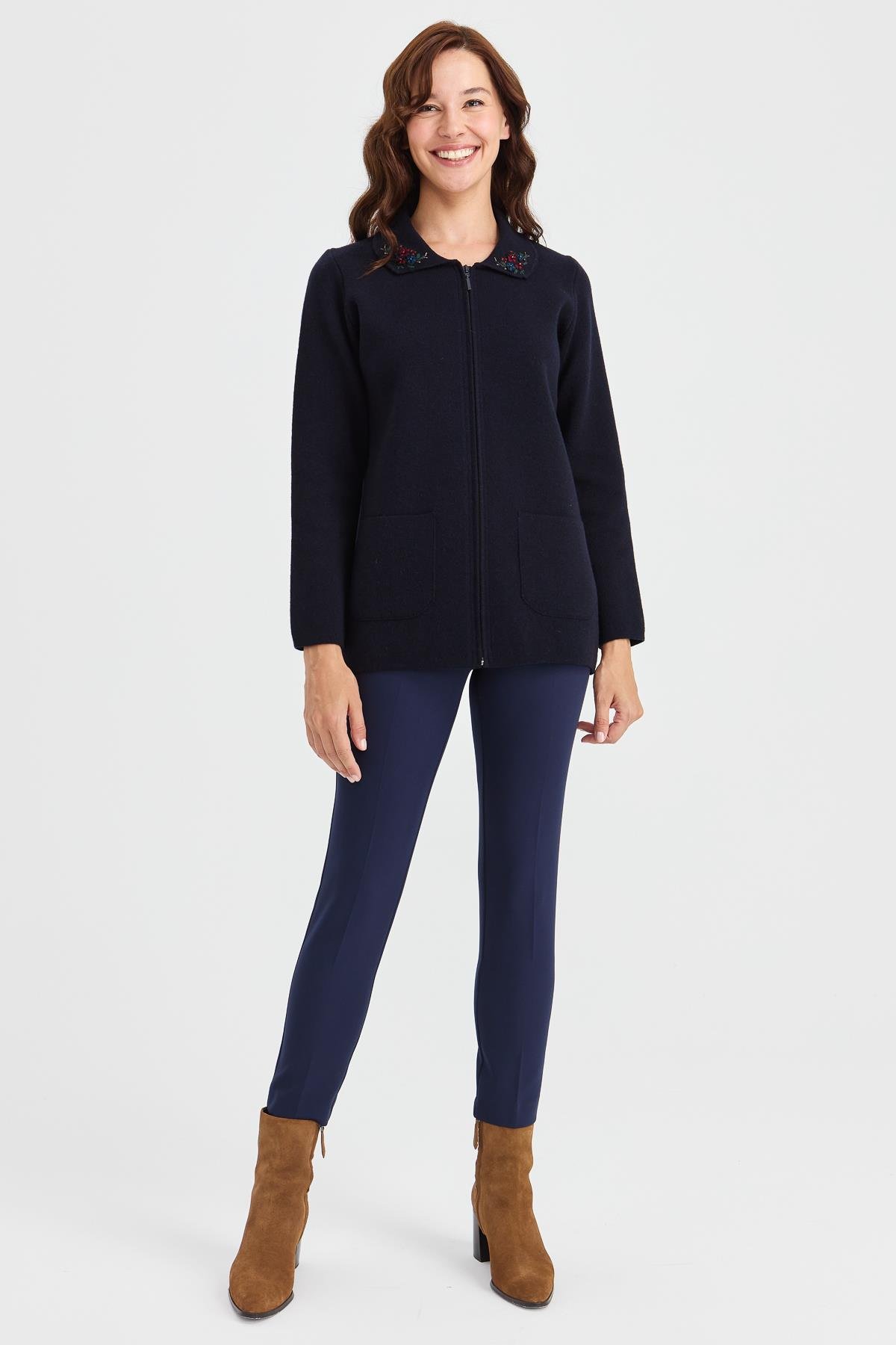 23002Женская шерстяная куртка с воротником-поло и кружевной вышивкой