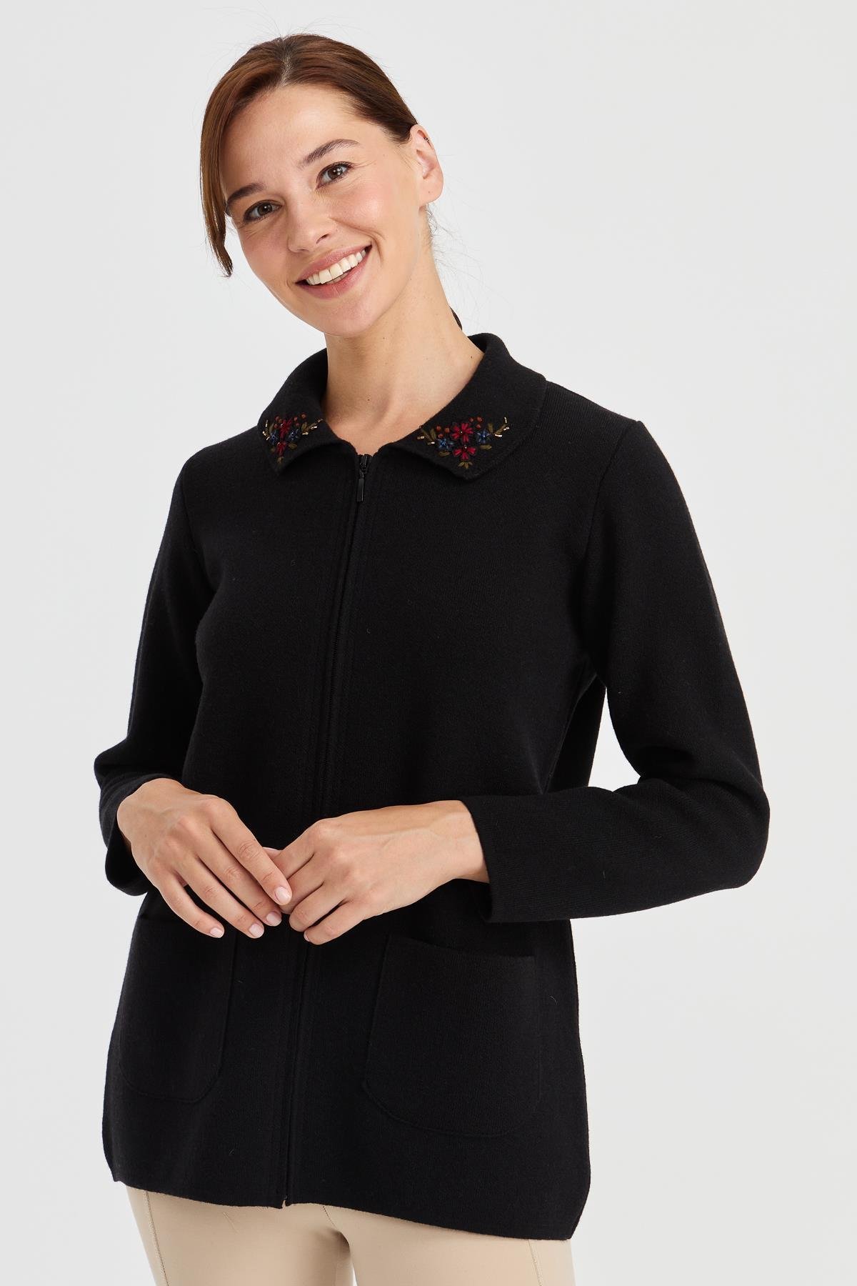 23002Женская шерстяная куртка с воротником-поло и кружевной вышивкой