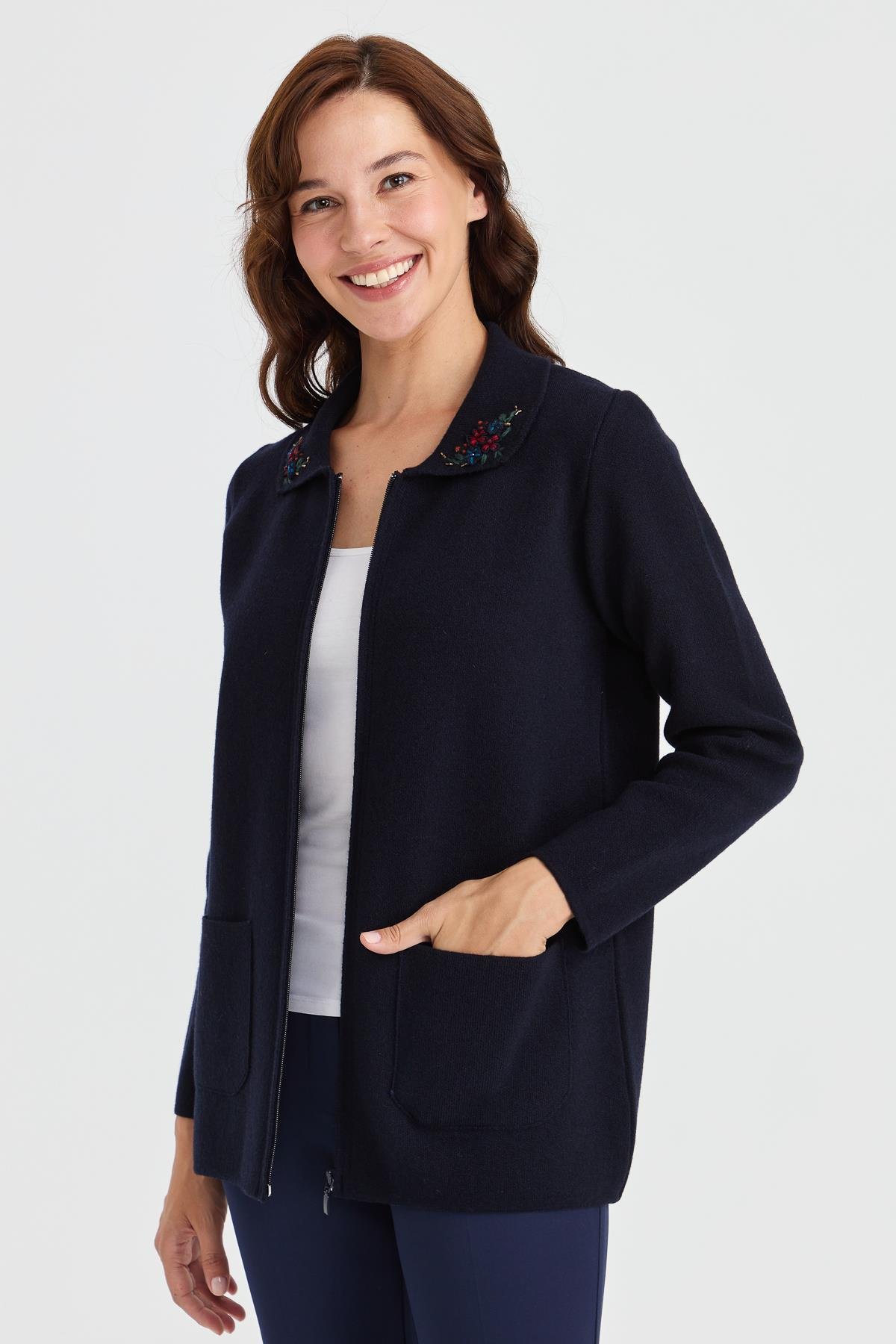 23002Женская шерстяная куртка с воротником-поло и кружевной вышивкой