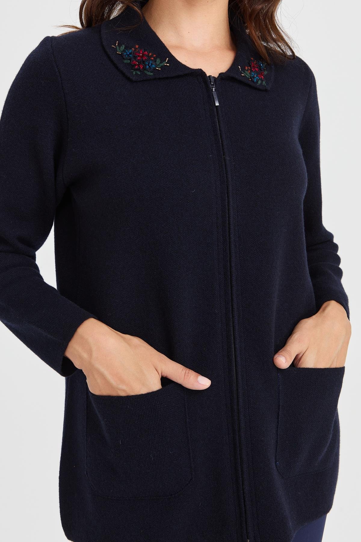 23002Женская шерстяная куртка с воротником-поло и кружевной вышивкой