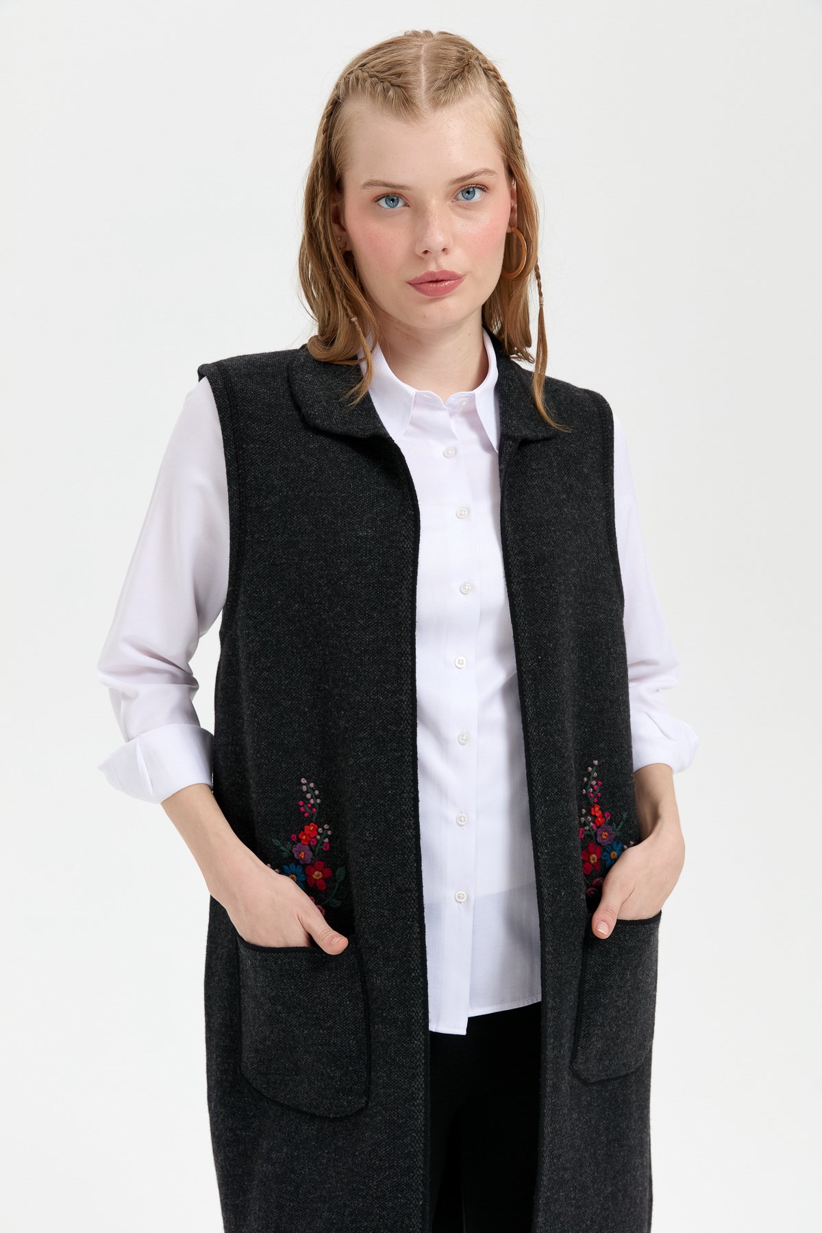 24002Kadın Polo Yaka Önü Açık İşlemeli Uzun Yün Yelek Siyah