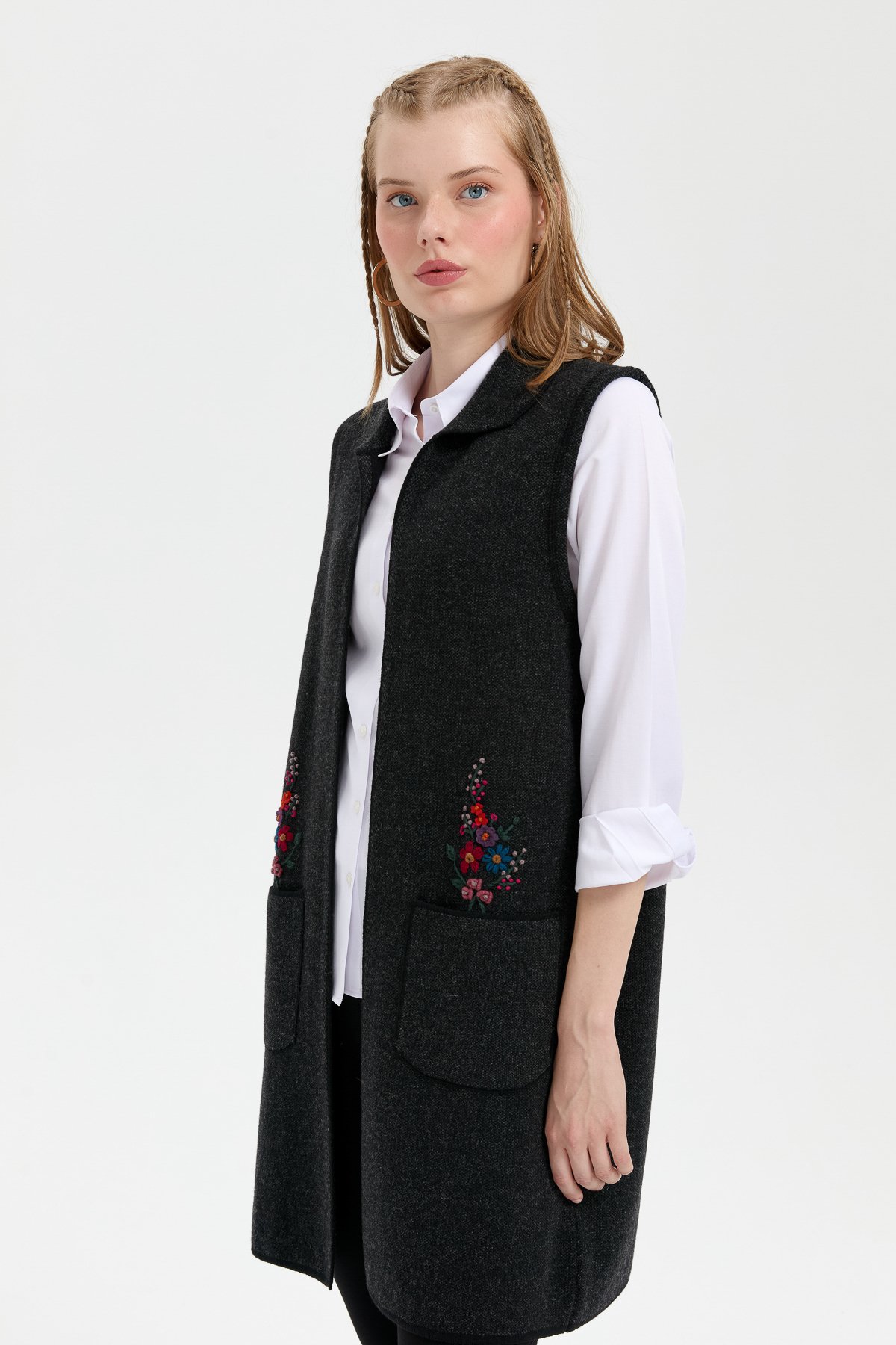 24002Kadın Polo Yaka Önü Açık İşlemeli Uzun Yün Yelek Siyah