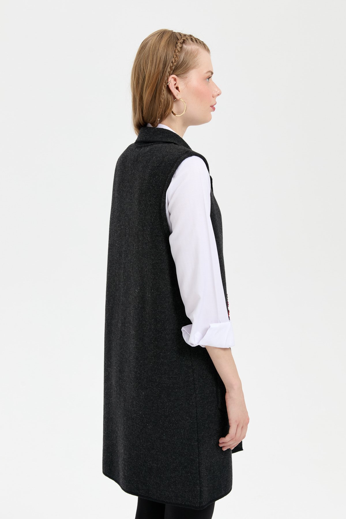 24002Kadın Polo Yaka Önü Açık İşlemeli Uzun Yün Yelek Siyah