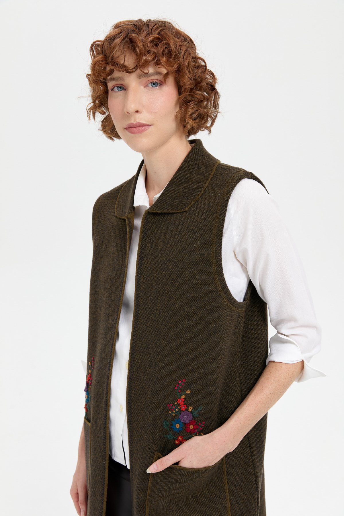 24002Kadın Polo Yaka Önü Açık İşlemeli Uzun Yün Yelek A.Yeşil