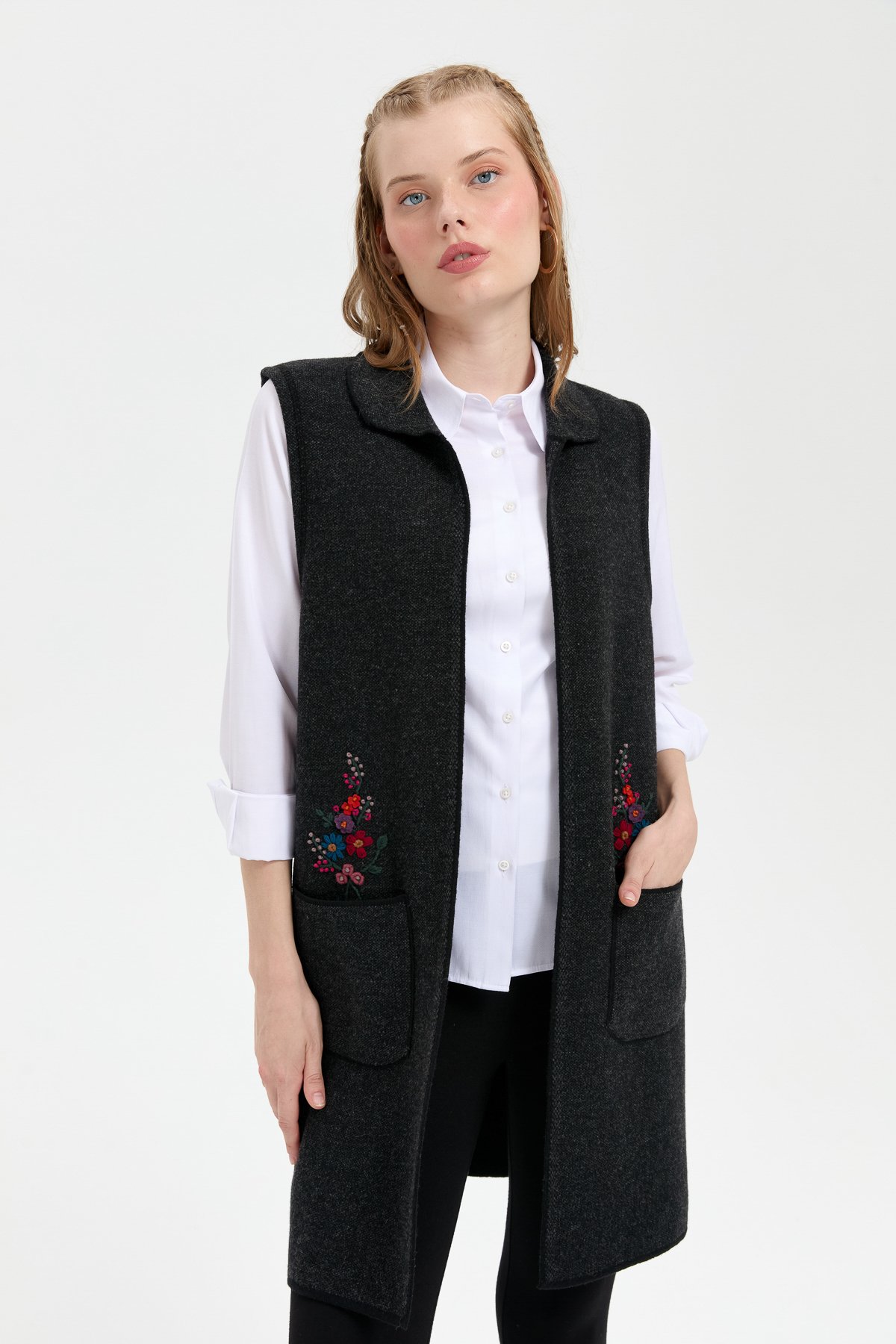 24002Kadın Polo Yaka Önü Açık İşlemeli Uzun Yün Yelek Siyah