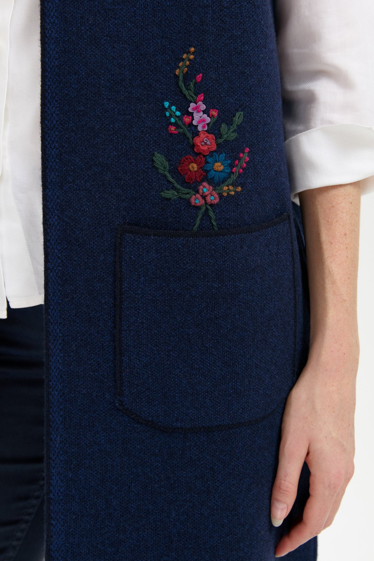 24002Kadın Polo Yaka Önü Açık İşlemeli Uzun Yün Yelek K.Lacivert