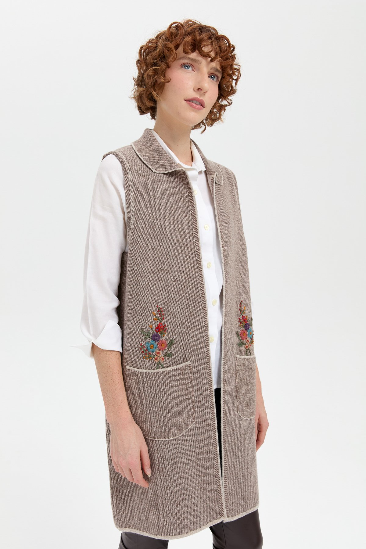 24002Kadın Polo Yaka Önü Açık İşlemeli Uzun Yün Yelek V.Bej