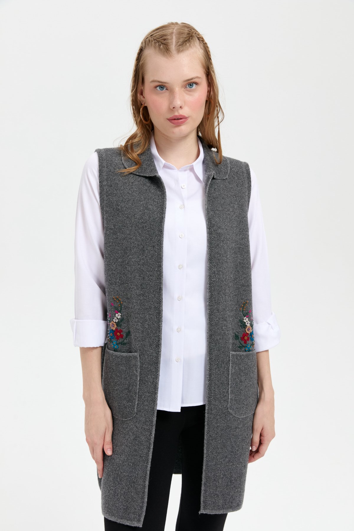 24002Kadın Polo Yaka Önü Açık İşlemeli Uzun Yün Yelek Füme