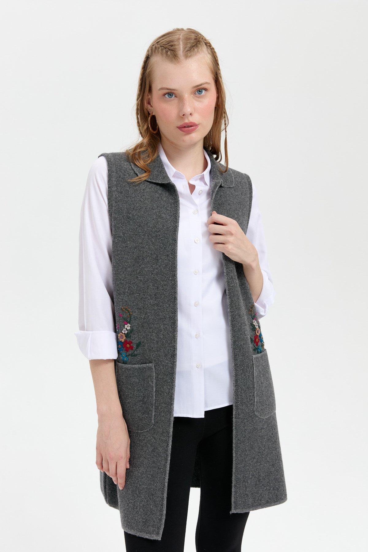 24002Kadın Polo Yaka Önü Açık İşlemeli Uzun Yün Yelek Füme