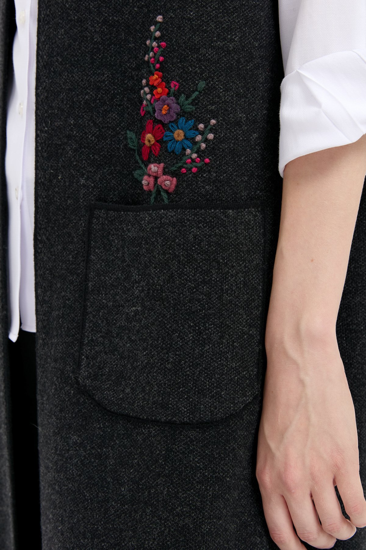 24002Kadın Polo Yaka Önü Açık İşlemeli Uzun Yün Yelek Siyah