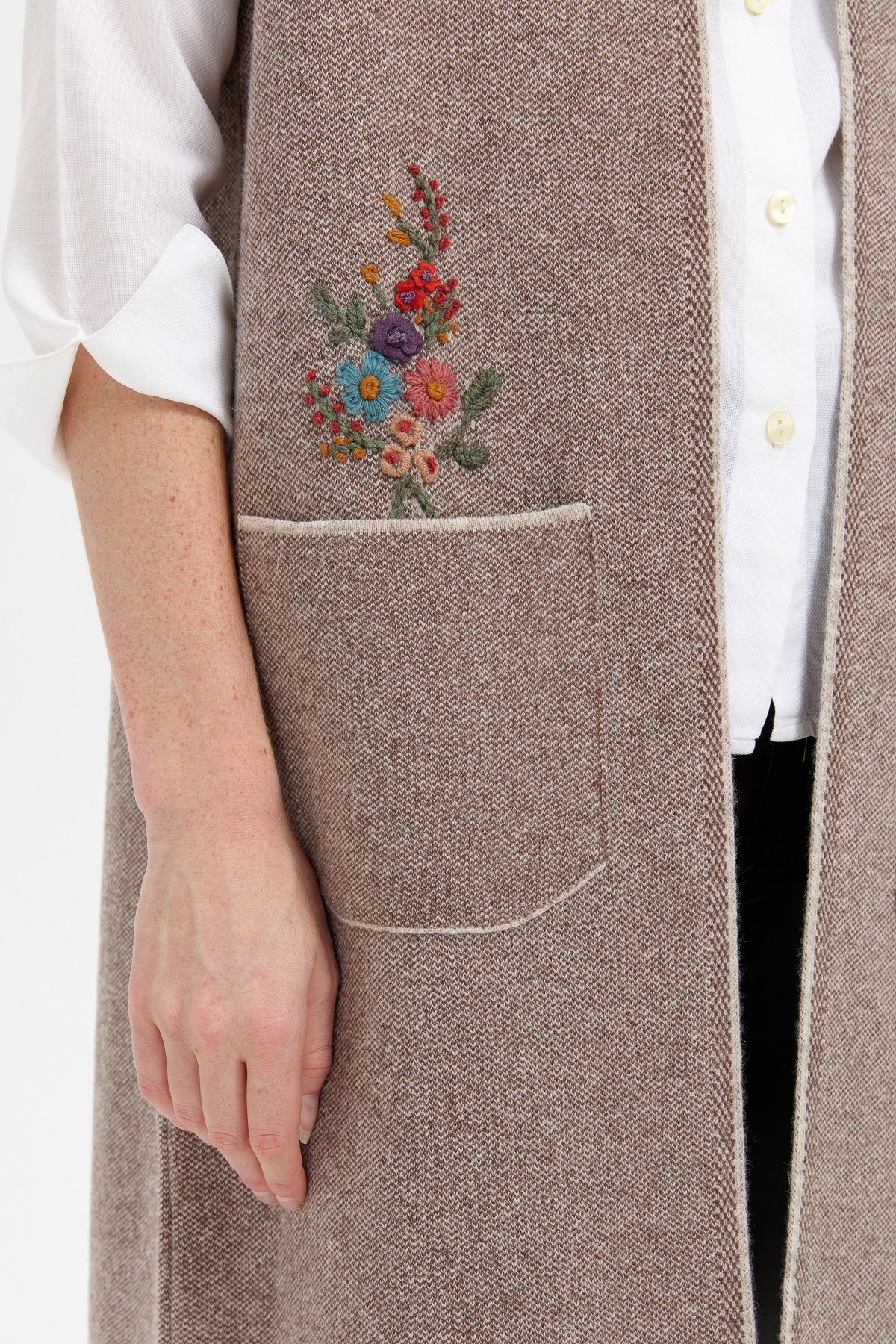 24002Kadın Polo Yaka Önü Açık İşlemeli Uzun Yün Yelek V.Bej