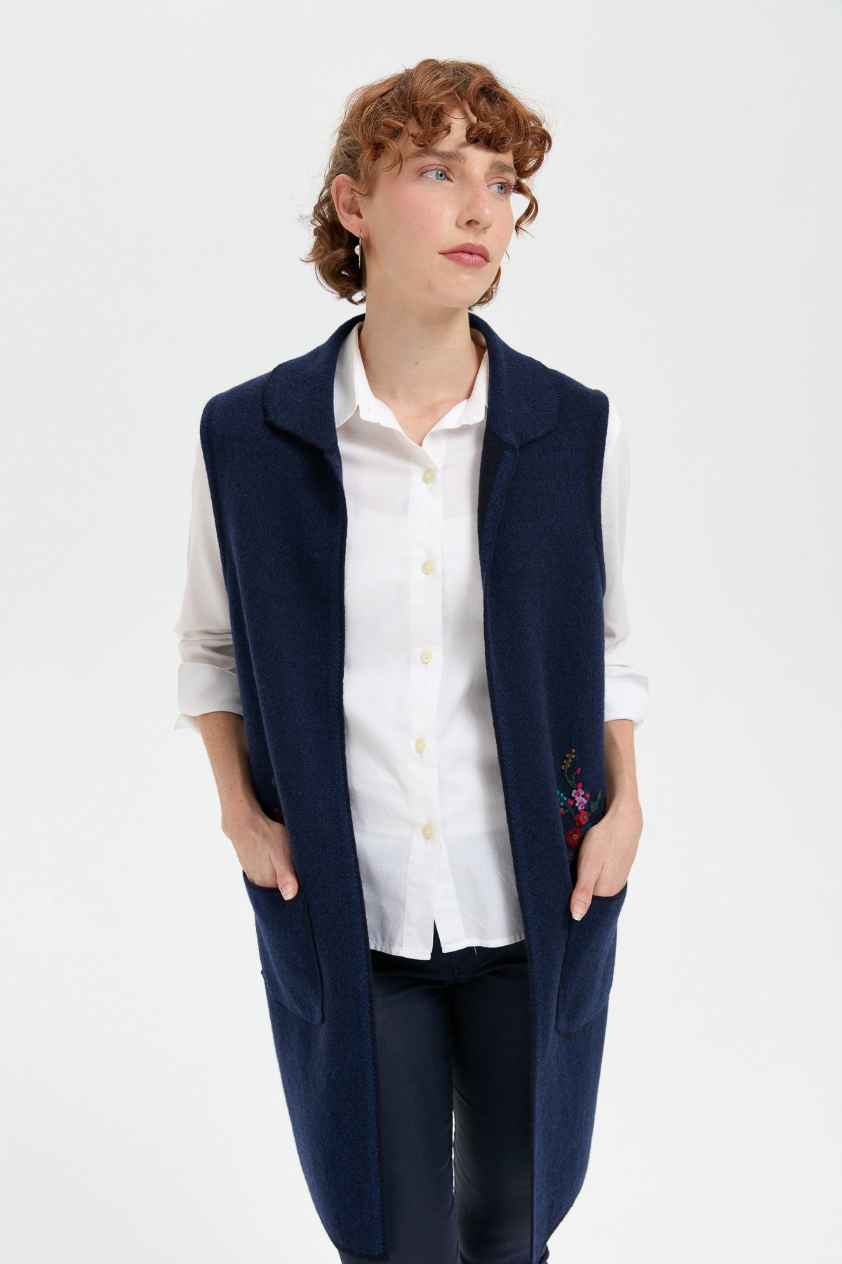 24002Kadın Polo Yaka Önü Açık İşlemeli Uzun Yün Yelek K.Lacivert