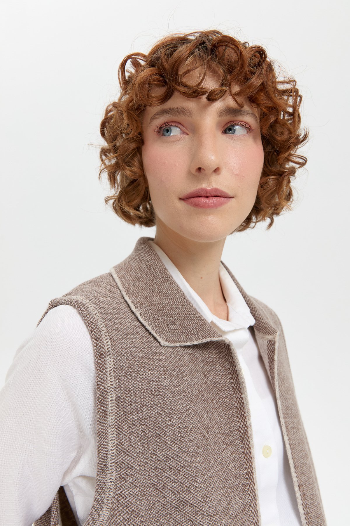 24002Kadın Polo Yaka Önü Açık İşlemeli Uzun Yün Yelek V.Bej