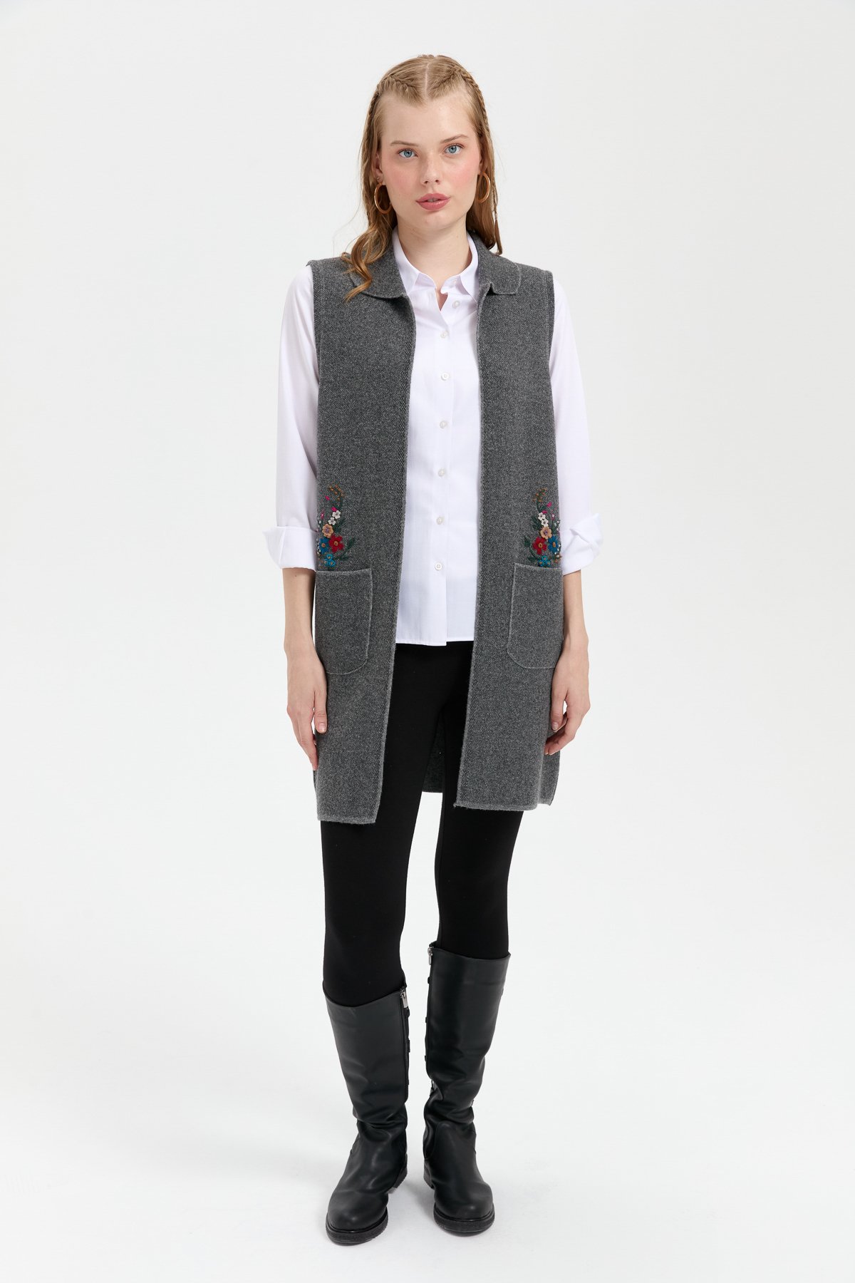 24002Kadın Polo Yaka Önü Açık İşlemeli Uzun Yün Yelek Füme