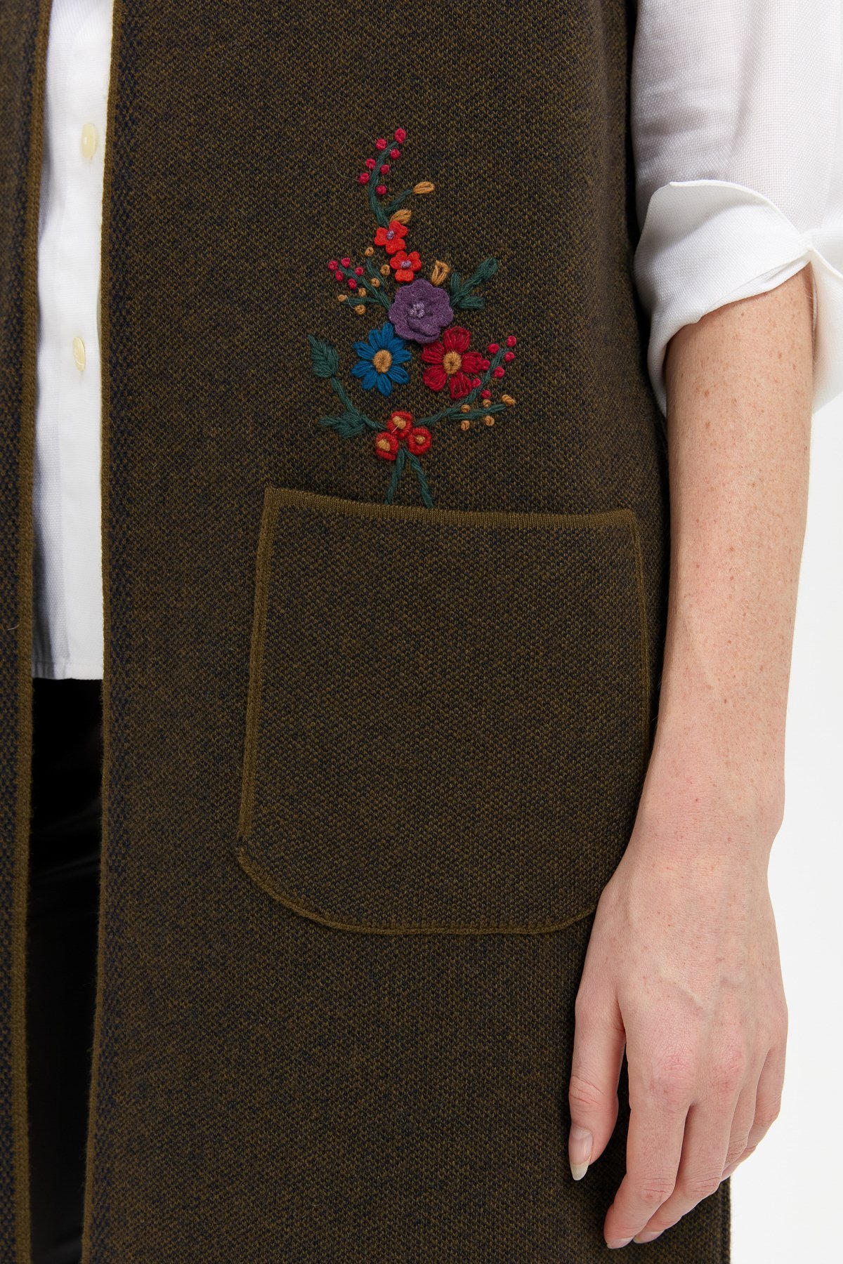 24002Kadın Polo Yaka Önü Açık İşlemeli Uzun Yün Yelek A.Yeşil