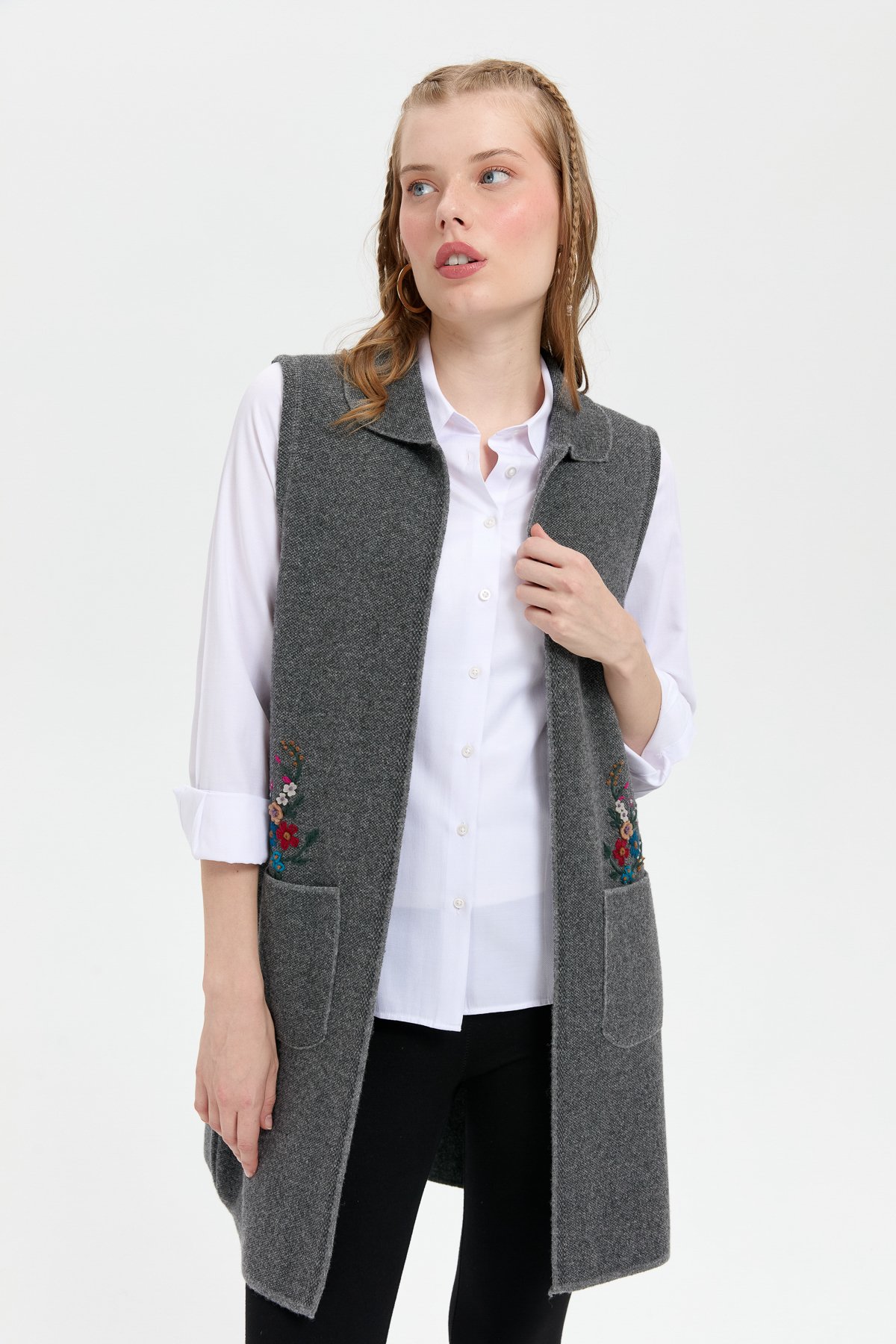 24002Kadın Polo Yaka Önü Açık İşlemeli Uzun Yün Yelek Füme