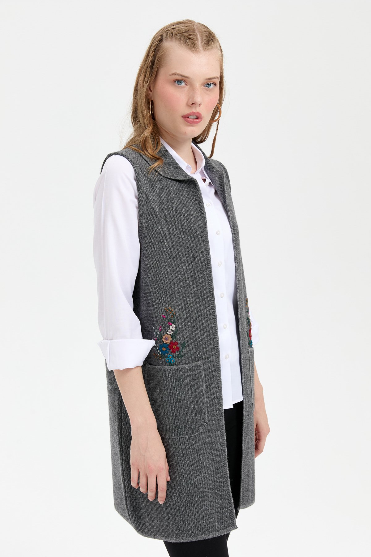 24002Kadın Polo Yaka Önü Açık İşlemeli Uzun Yün Yelek Füme