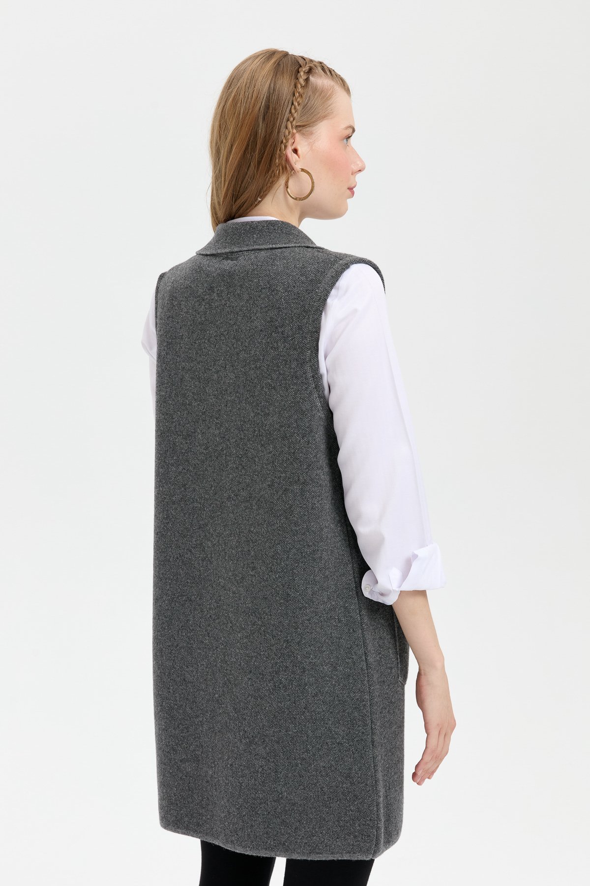 24002Kadın Polo Yaka Önü Açık İşlemeli Uzun Yün Yelek Füme