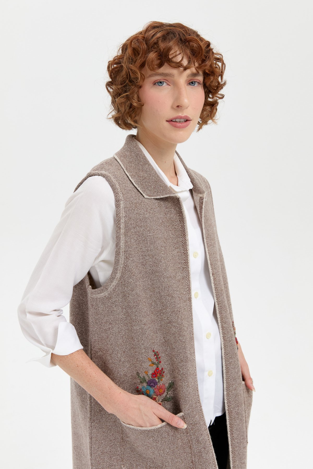 24002Kadın Polo Yaka Önü Açık İşlemeli Uzun Yün Yelek V.Bej