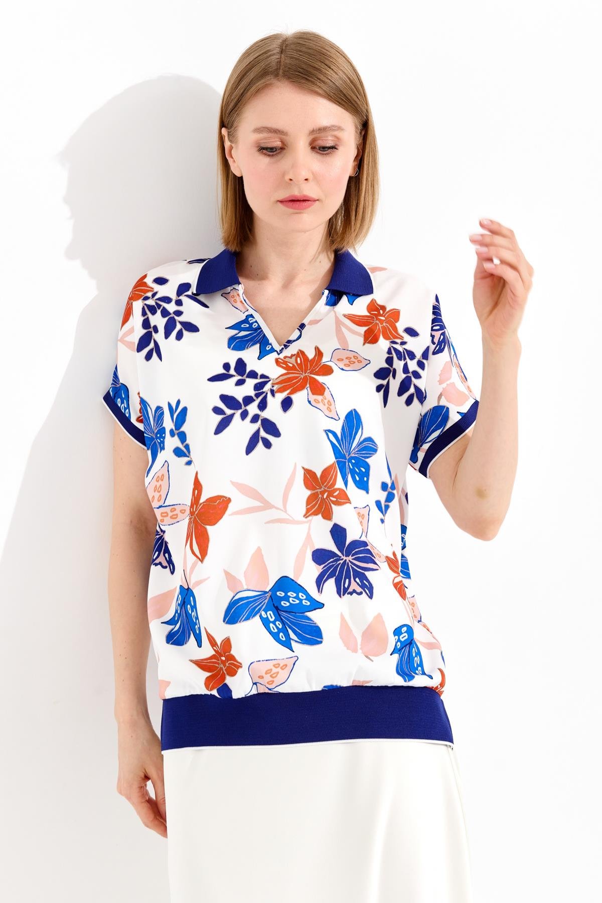 23479Kadın Polo Yaka Renkli Desenli Bluz Lacivert