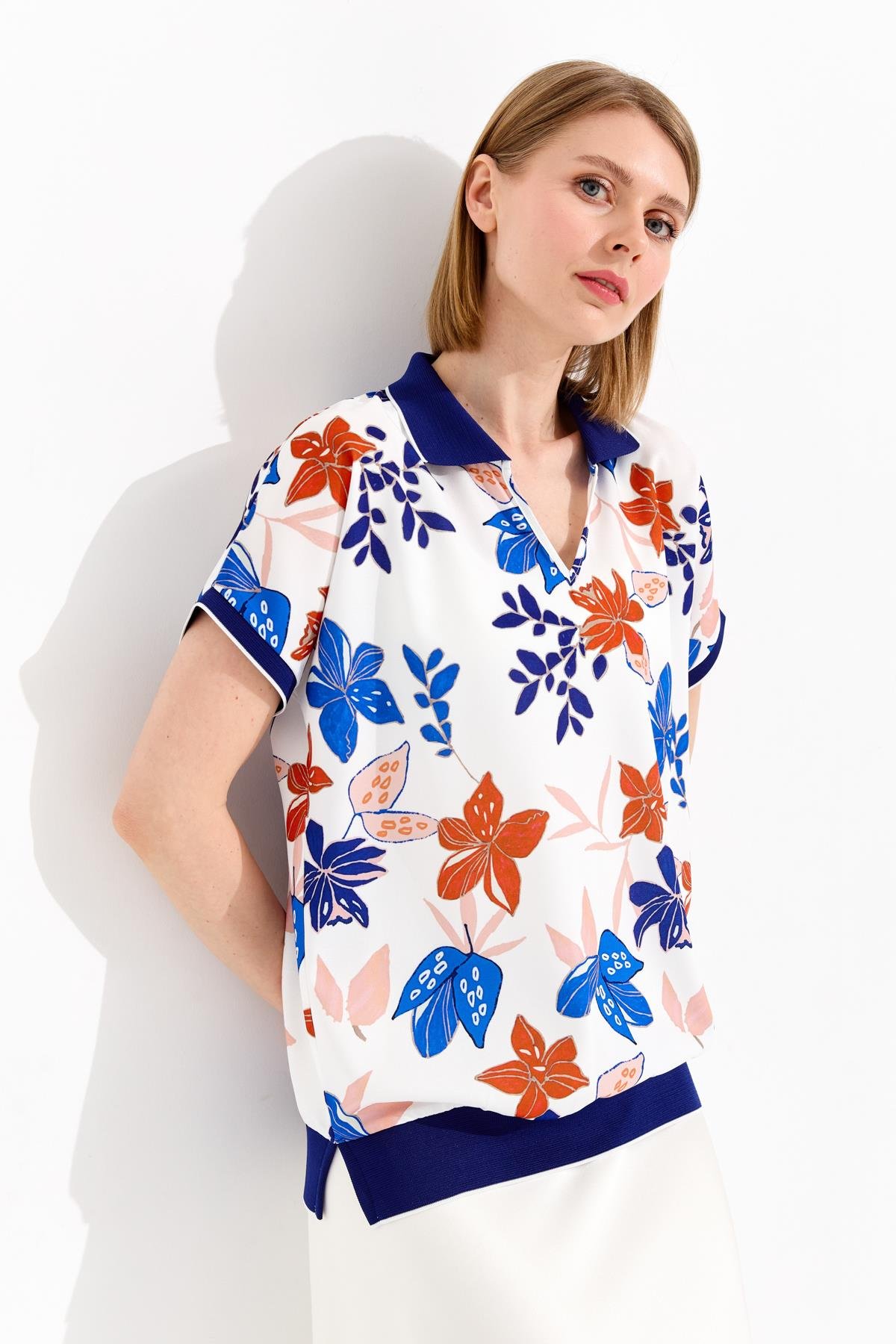 23479Kadın Polo Yaka Renkli Desenli Bluz Lacivert