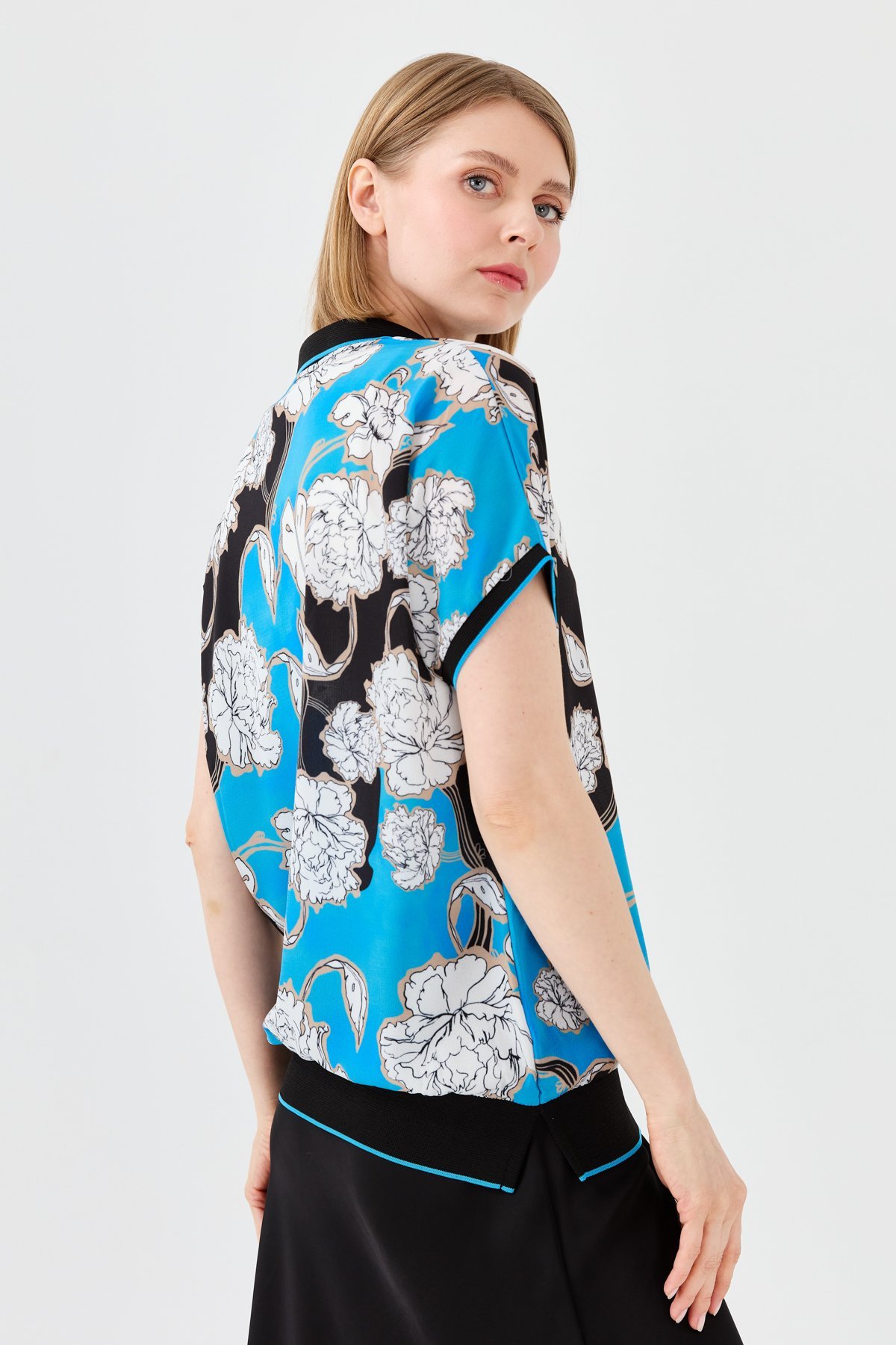 23479Kadın Polo Yaka Renkli Desenli Bluz Saks