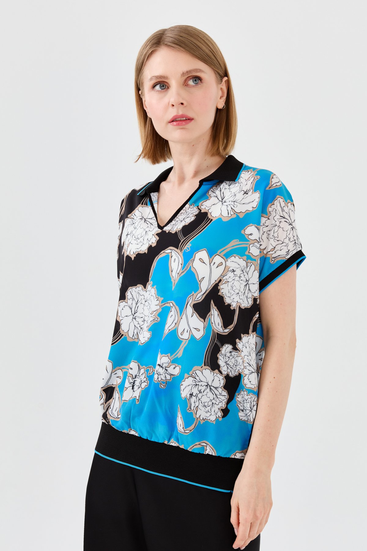 23479Kadın Polo Yaka Renkli Desenli Bluz Saks