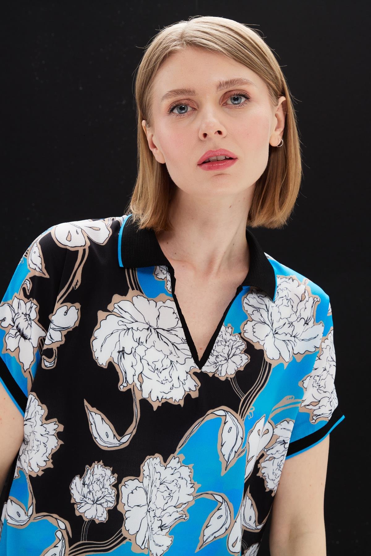 23479Kadın Polo Yaka Renkli Desenli Bluz Saks