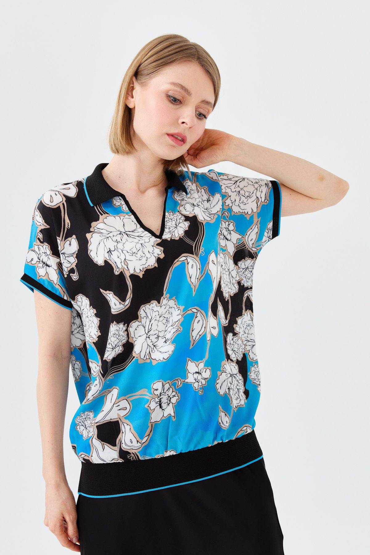 23479Kadın Polo Yaka Renkli Desenli Bluz Saks