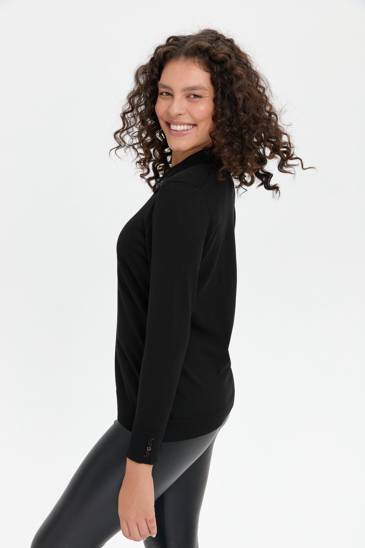 24092Kadın Polo Yaka Yakası İşlemeli Kazak Siyah