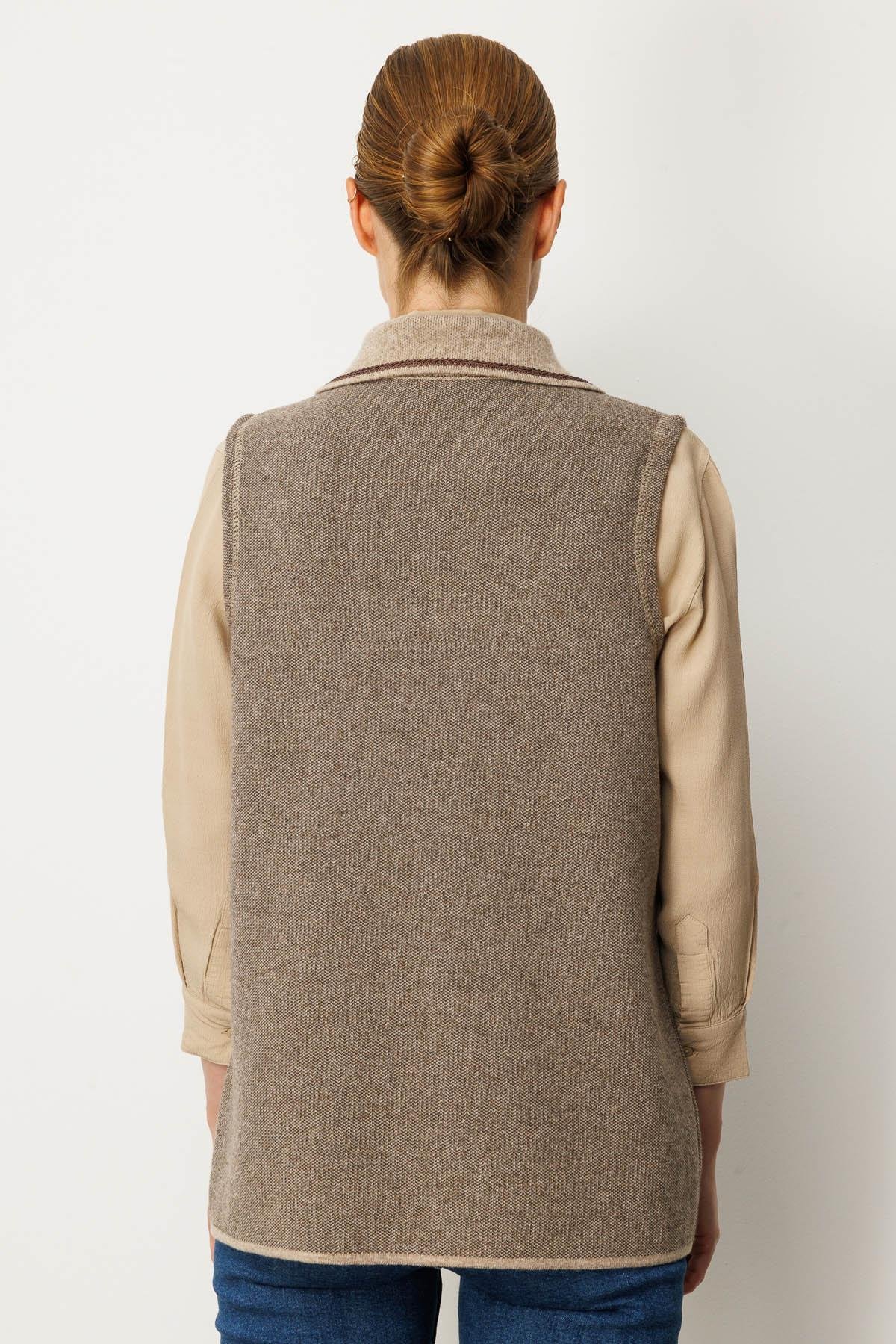 25031Kadın Polo Yaka Yakası Nakış İşlemeli Yün Yelek K.Bej