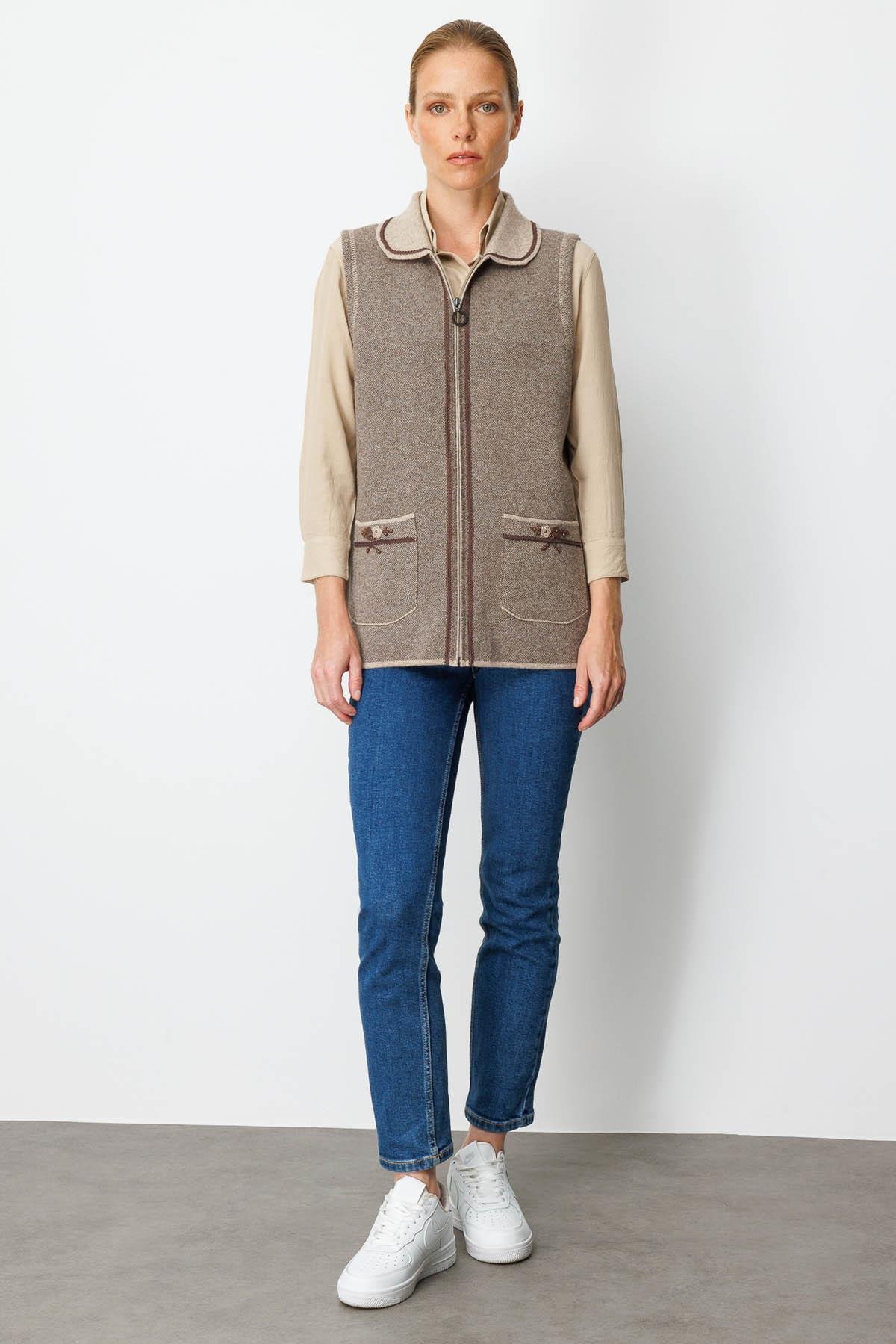 25031Kadın Polo Yaka Yakası Nakış İşlemeli Yün Yelek K.Bej