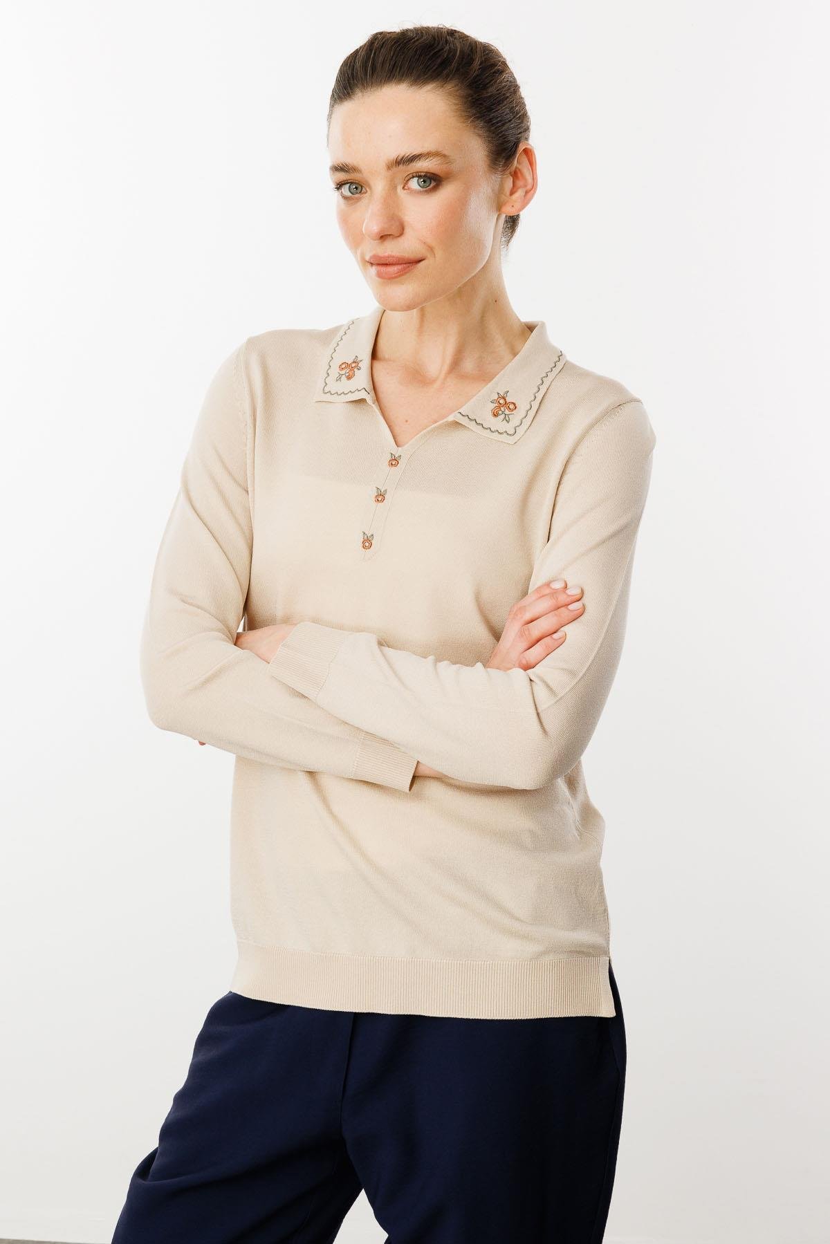 25359Kadın Polo Yaka Yakası Nakışlı Bluz Bej