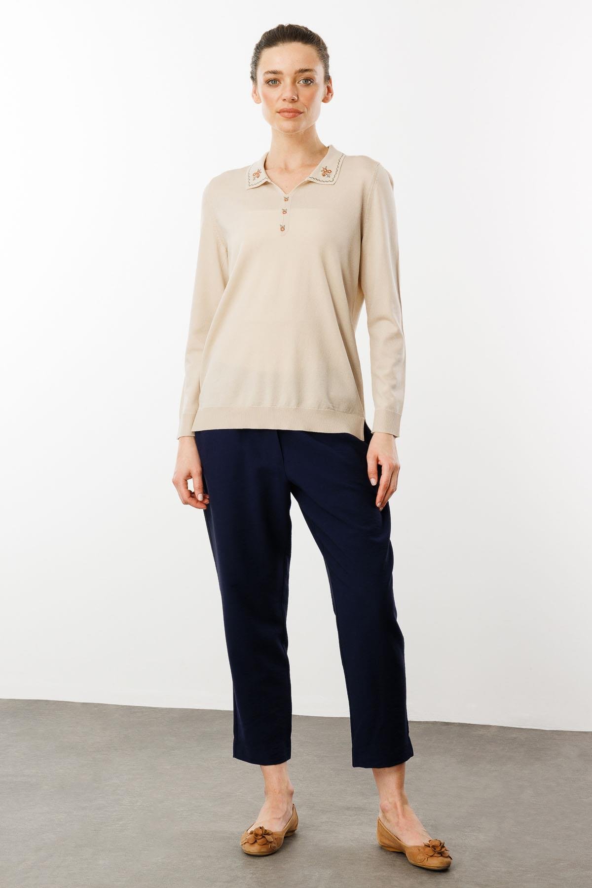 25359Kadın Polo Yaka Yakası Nakışlı Bluz Bej