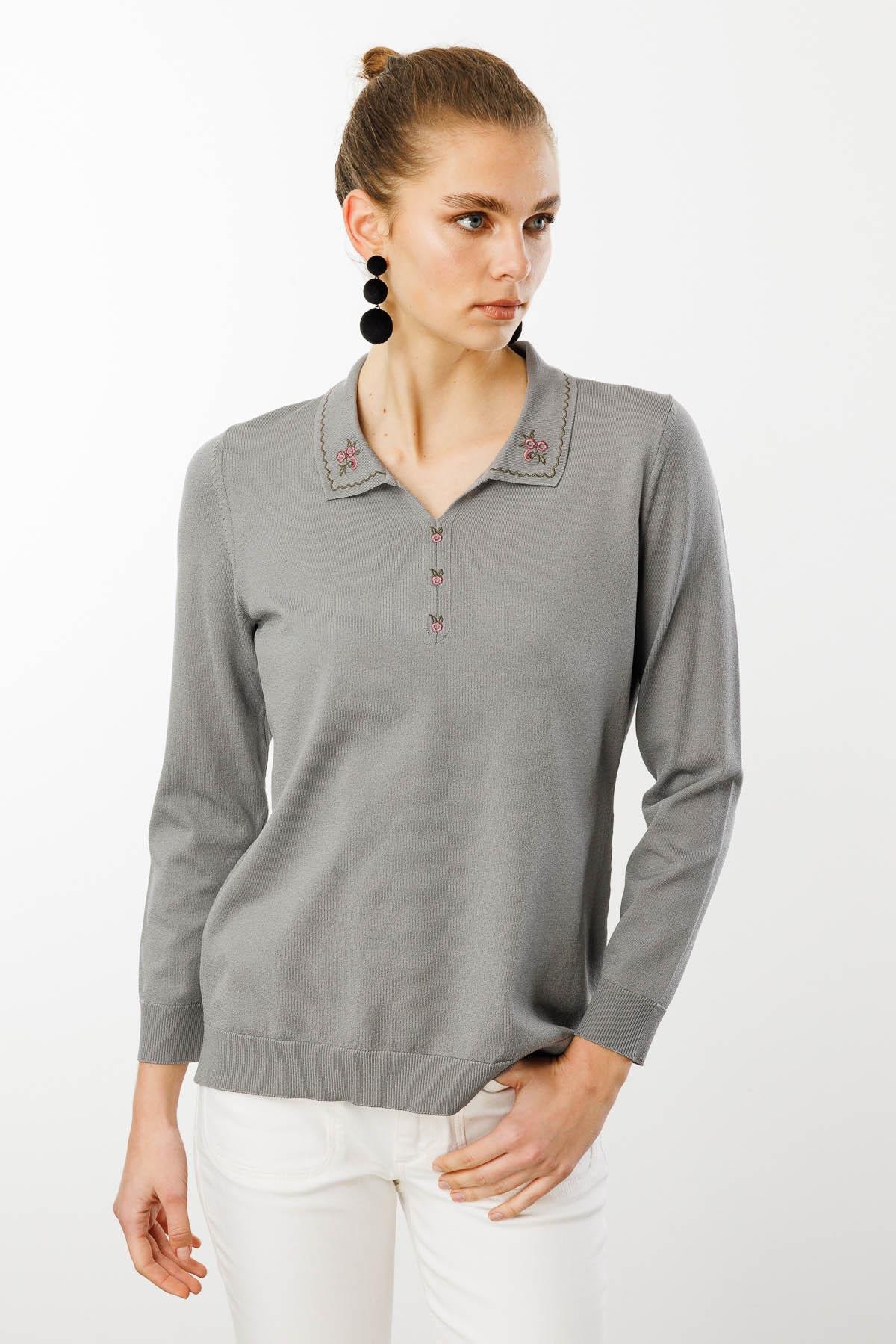 25359Kadın Polo Yaka Yakası Nakışlı Bluz Füme