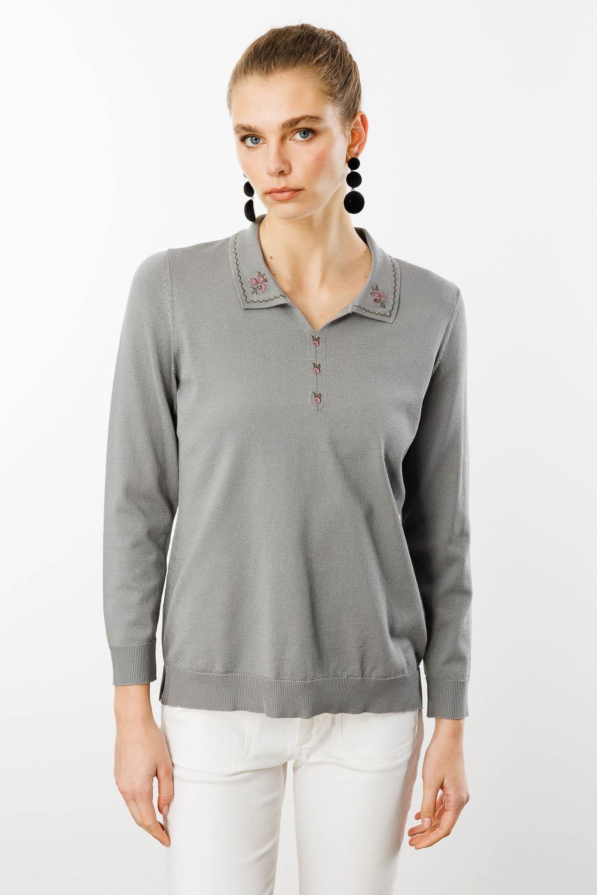 25359Kadın Polo Yaka Yakası Nakışlı Bluz Füme