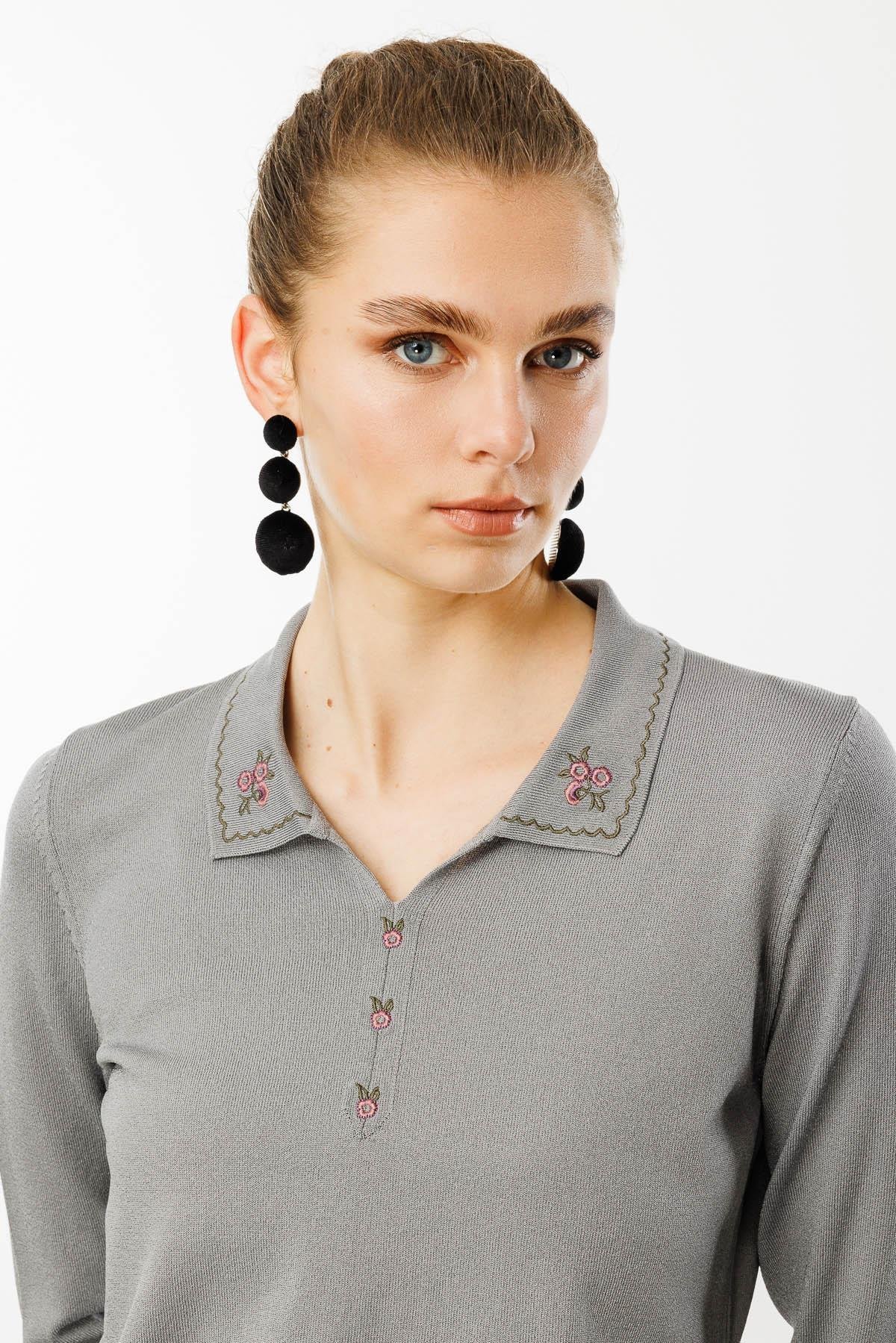 25359Kadın Polo Yaka Yakası Nakışlı Bluz Füme
